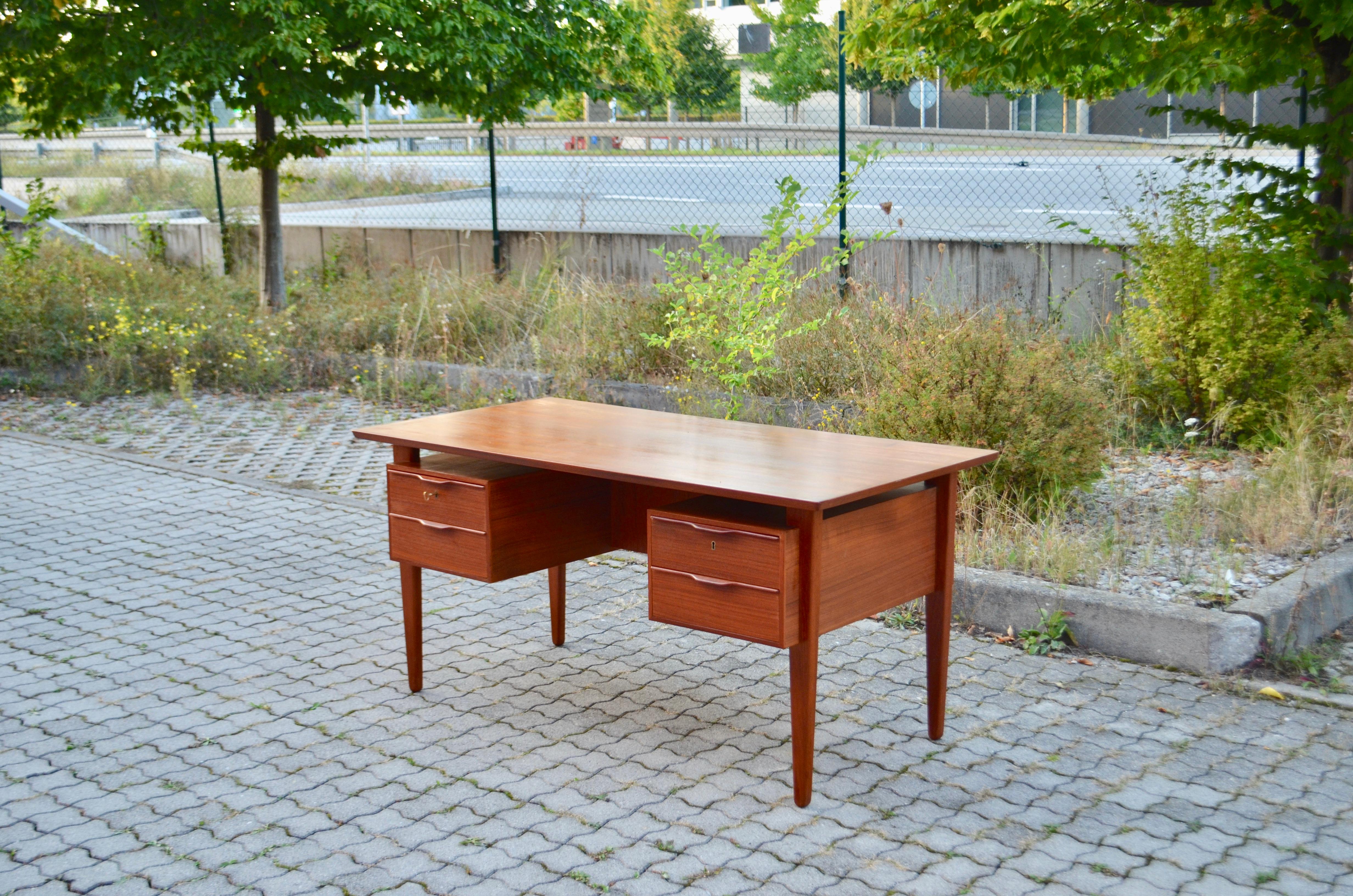 Danish Modern Teak Executive Writing Desk Henning Jorgensen for Fredericia In Good Condition For Sale In Munich, Bavaria