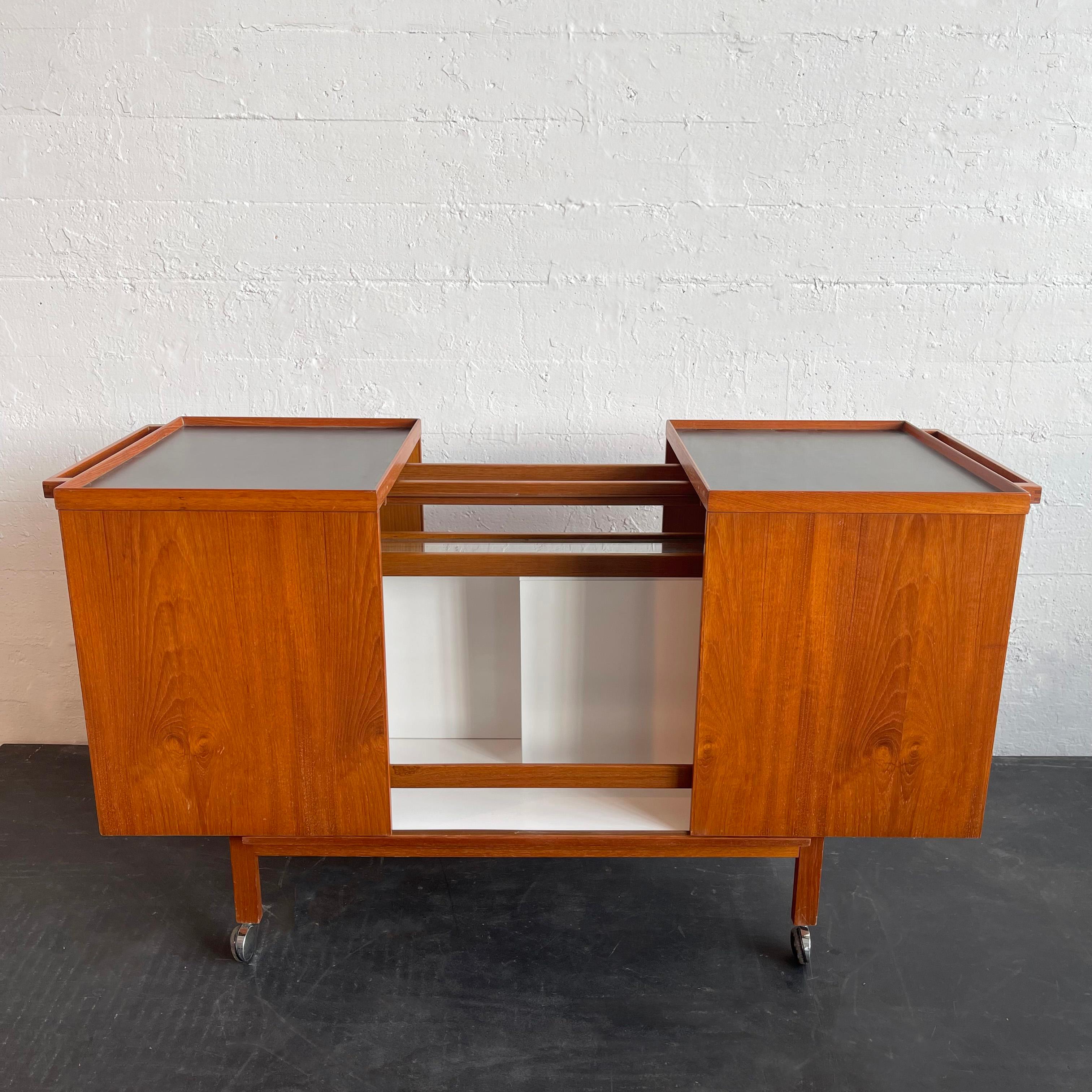 Danish Modern Teak Expandable Bar Cart By Niels Erik Glasdam Jensen In Good Condition For Sale In Brooklyn, NY