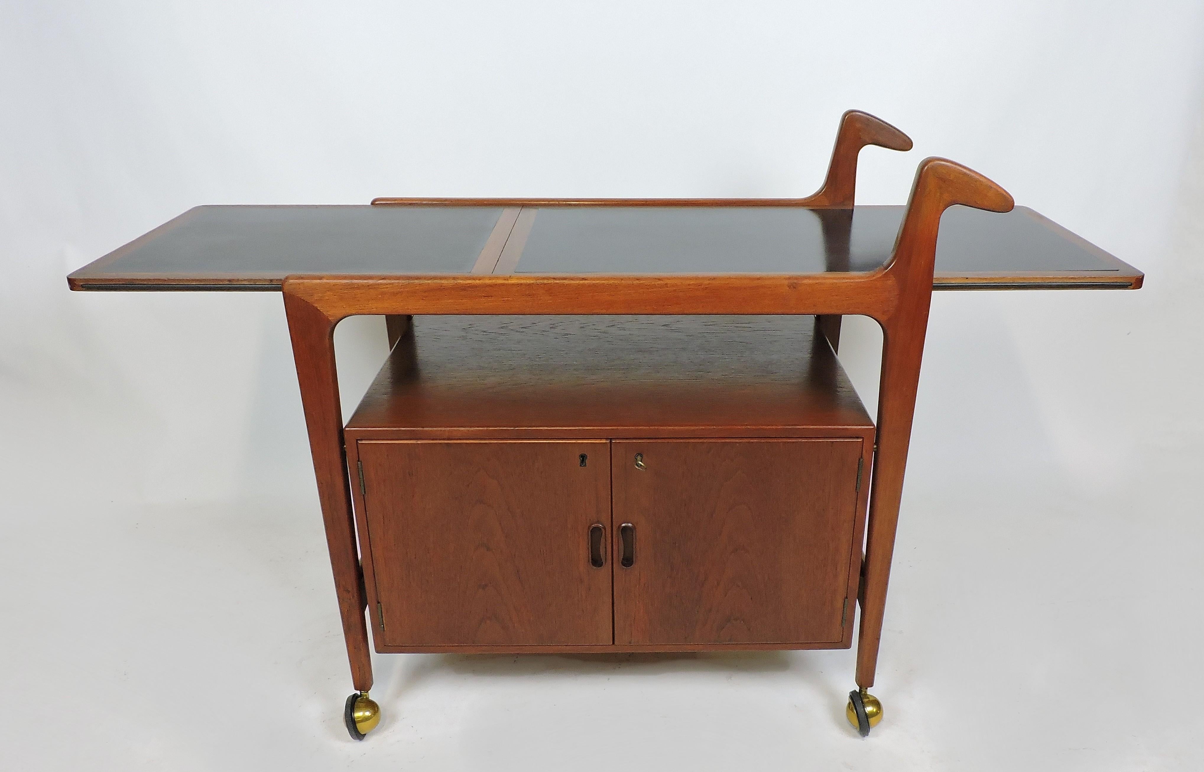 Danish Modern Teak Expandable Bar Serving Cart by Falster Mobelfabrik In Good Condition In Chesterfield, NJ