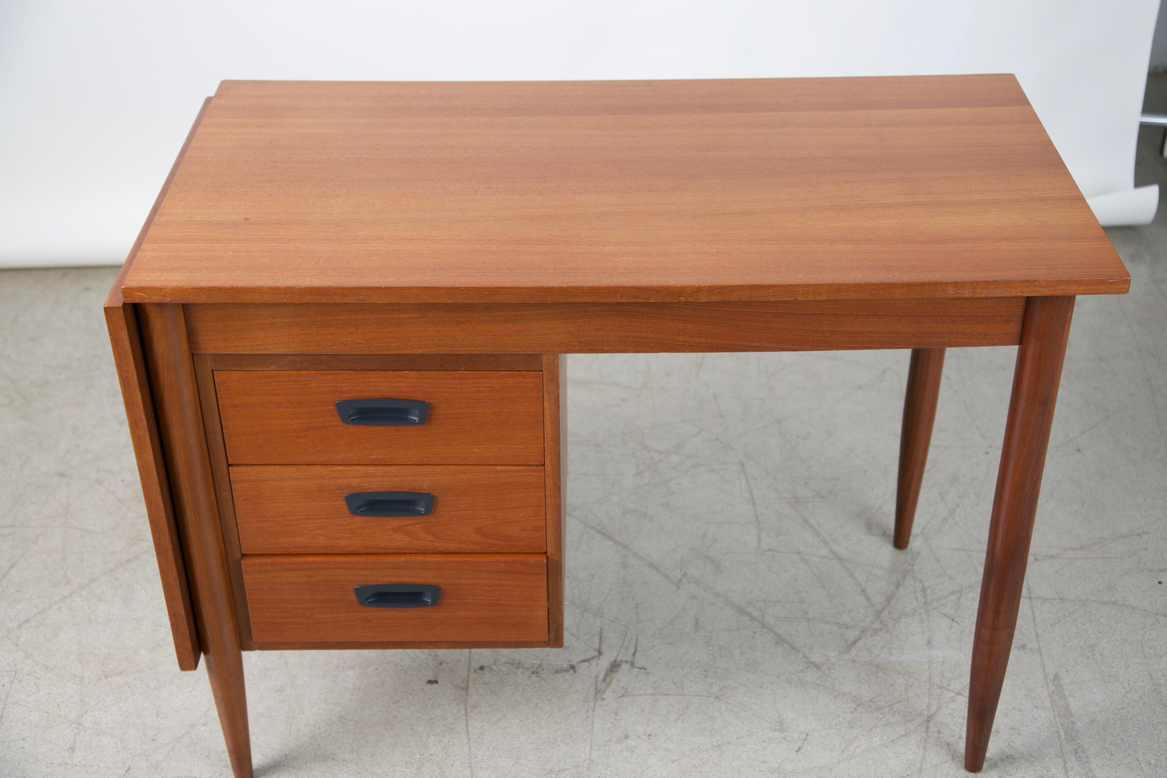 Danish Modern Teak Expandable Drop-Leaf Desk, circa 1960 In Excellent Condition In Los Angeles, CA