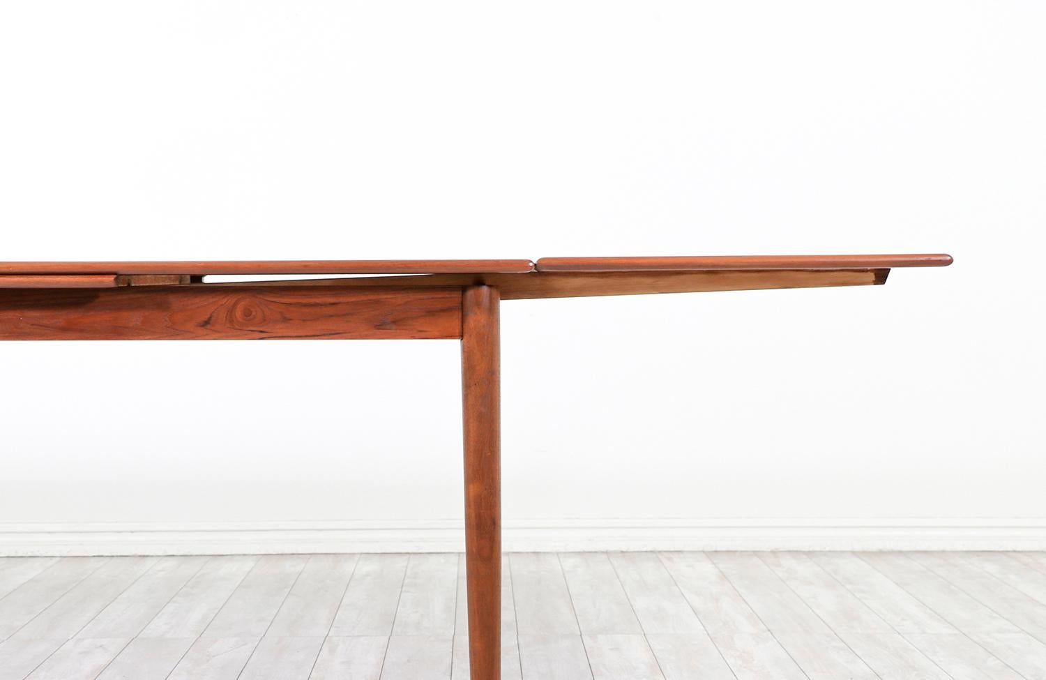 Expertly Restored - Danish Modern Teak Expanding Draw-Leaf Dining Table For Sale 1