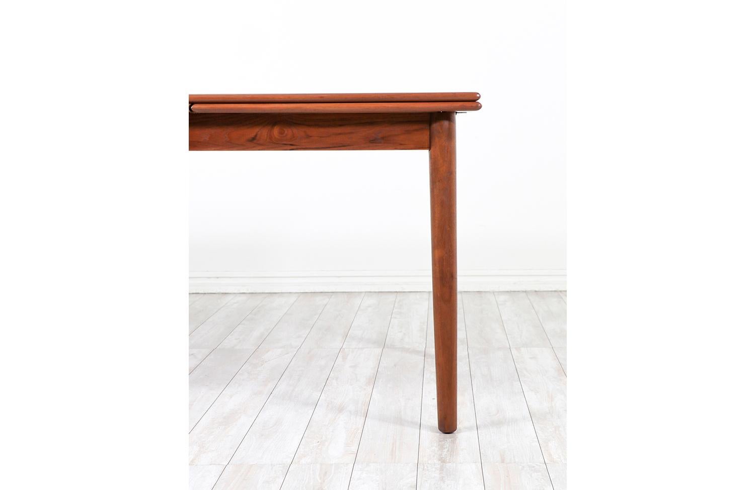Expertly Restored - Danish Modern Teak Expanding Draw-Leaf Dining Table For Sale 2