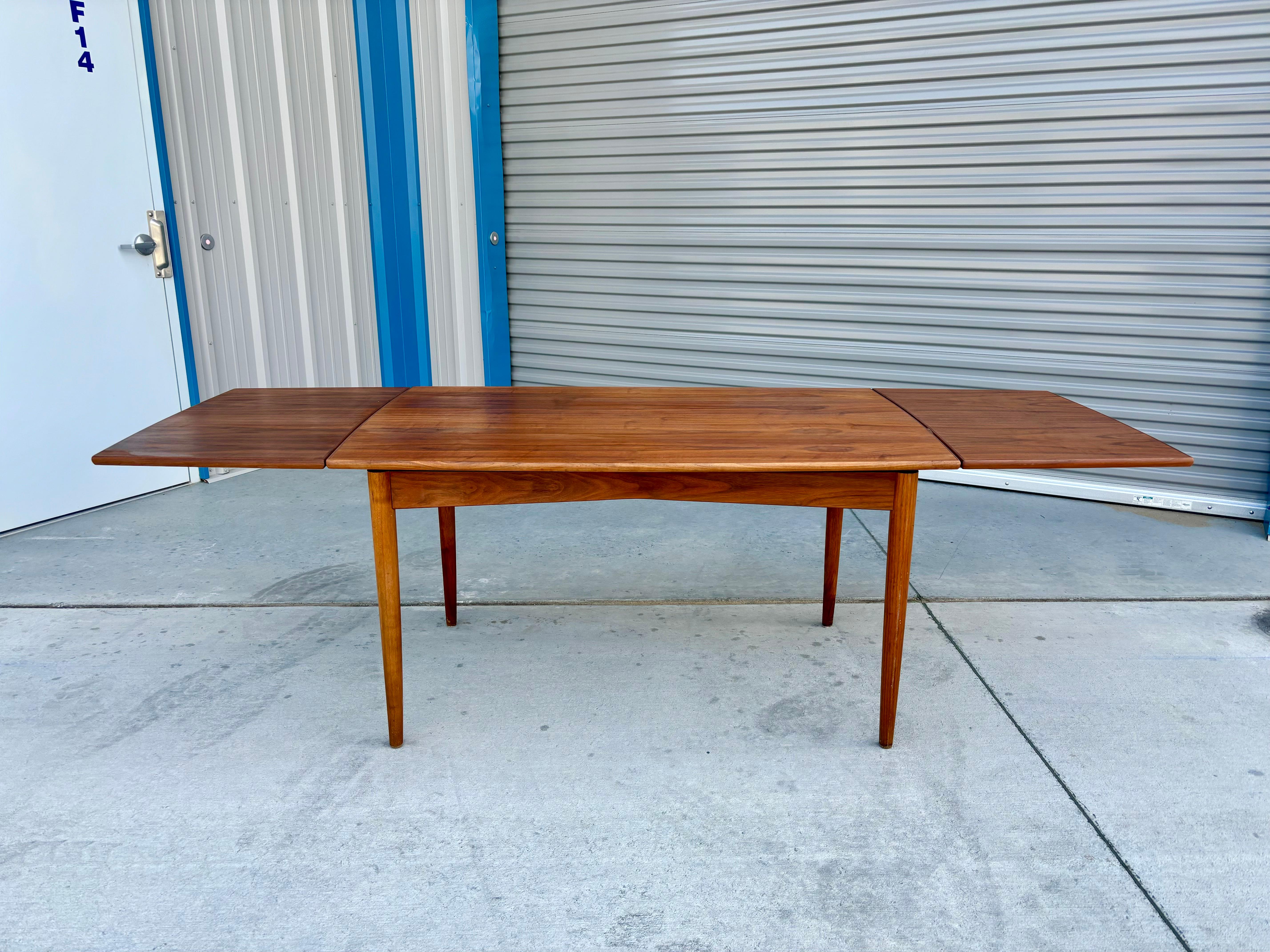 Mid-20th Century Danish Modern Teak Extendable Dining Table, 1960s For Sale