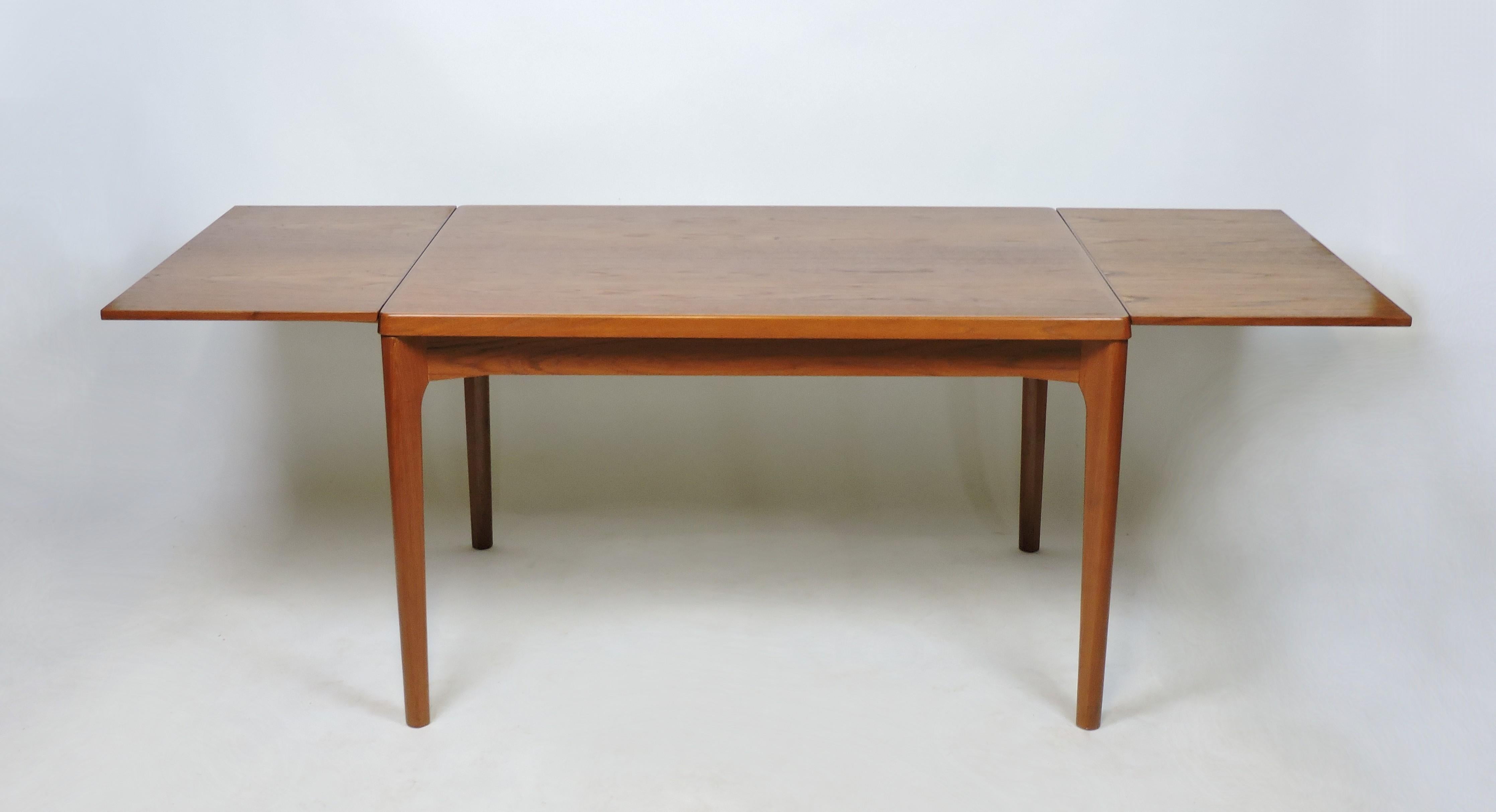 Danish Modern Teak Extendable Dining Table by Henning Kjaernulf for Vejle Stole In Good Condition In Chesterfield, NJ