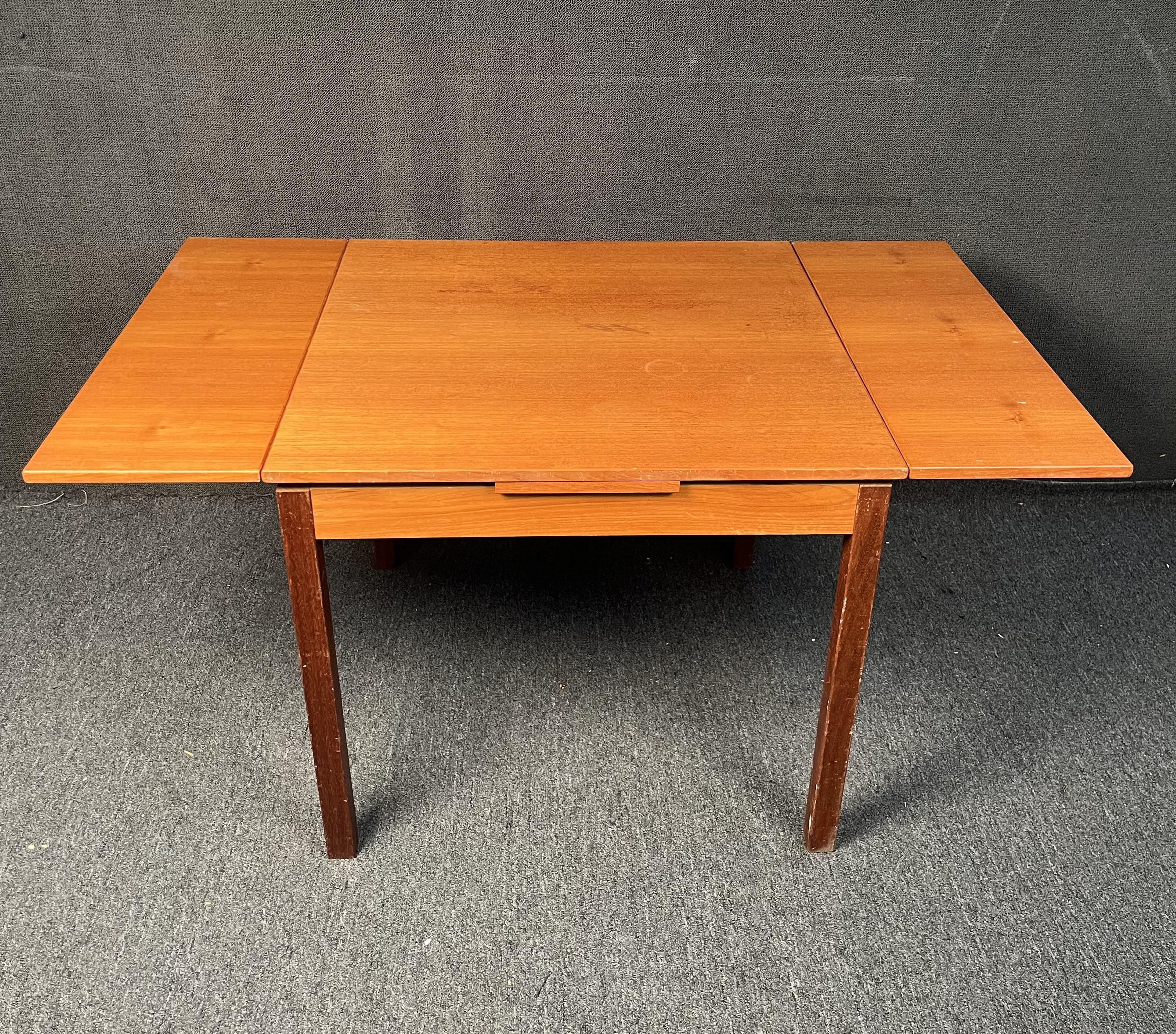 Schöner, Mid Century Danish Modern ausziehbarer Esstisch aus Teakholz, hergestellt in Dänemark ca. 1960's. Dieser Tisch, der anfangs nur eine kleine Grundfläche hat, bietet auch viel Platz und kann seine Größe verdoppeln, wenn seine Ausziehplatten