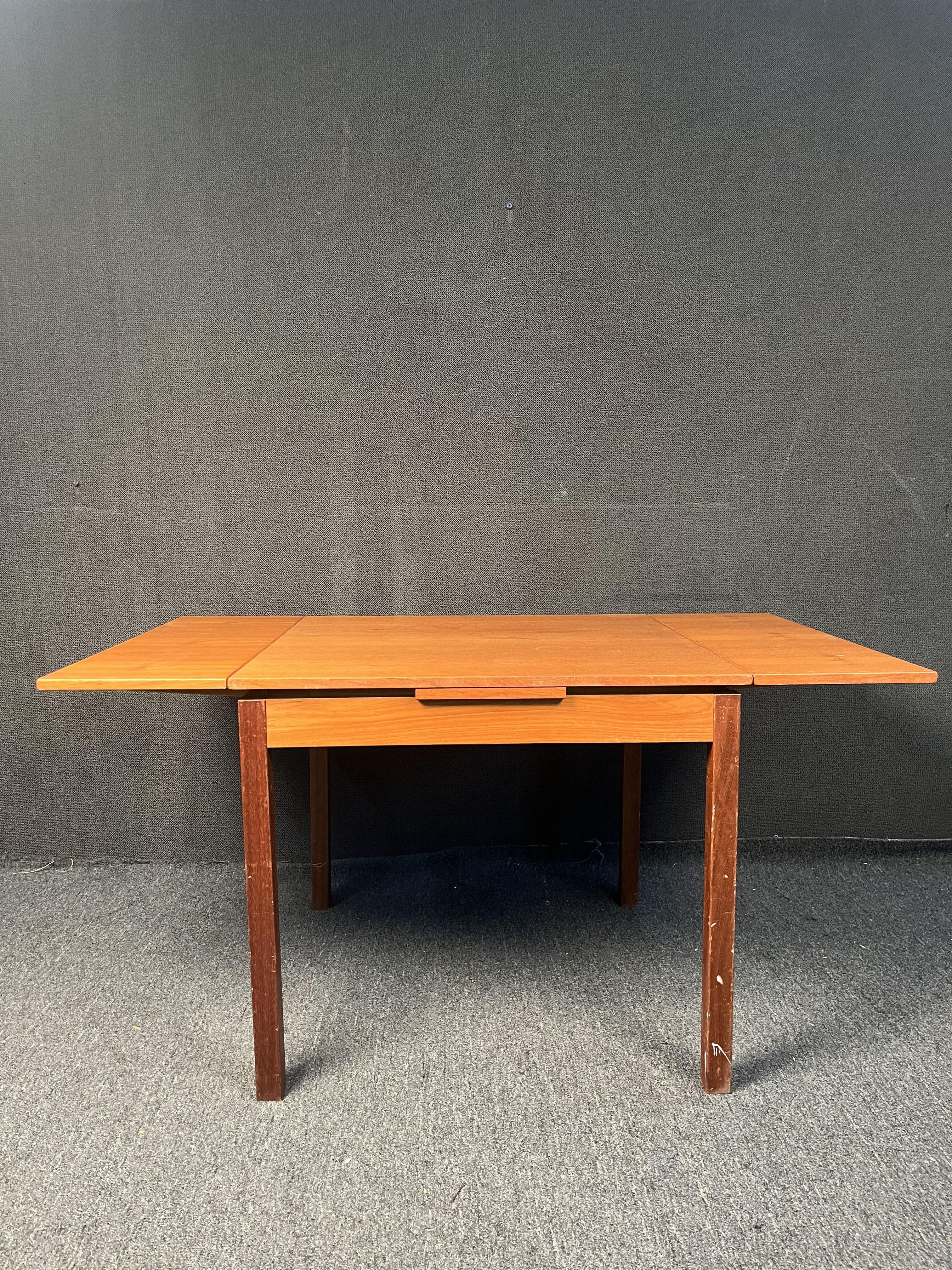 Ausziehbarer dänischer moderner Esstisch aus Teakholz (Moderne der Mitte des Jahrhunderts) im Angebot
