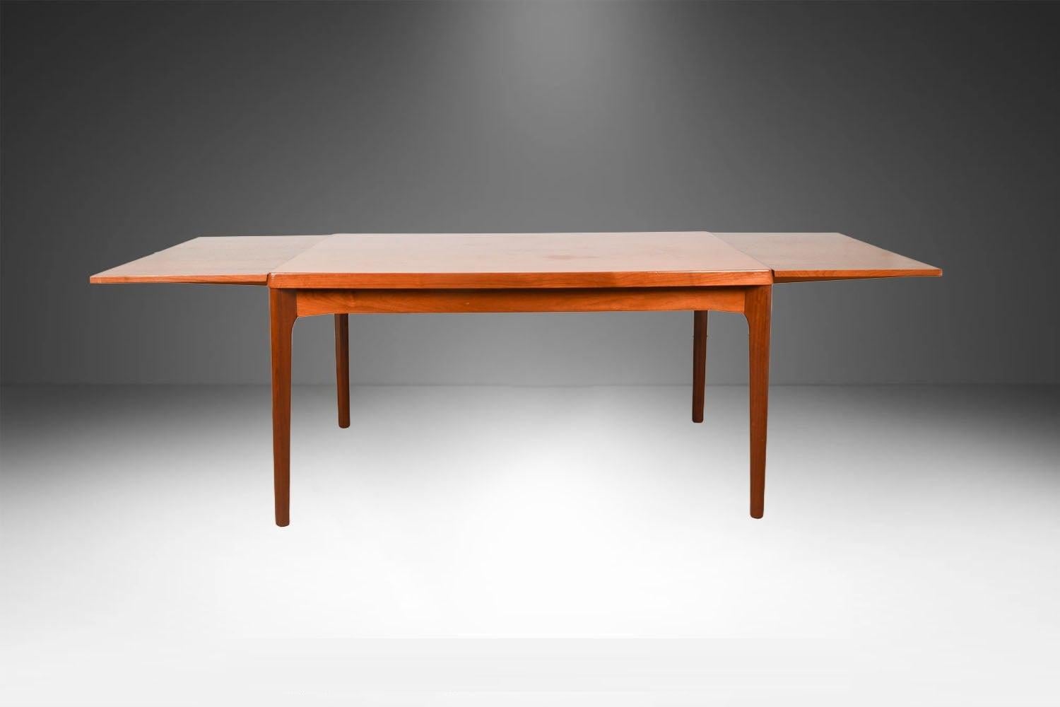 Exceptionnelle table de salle à manger moderne danoise en teck à rallonge, fabriquée au Danemark par Vejle Stole Møbelfabrik. D'un encombrement initial important, cette table peut également offrir un espace généreux et doubler de taille une fois ses