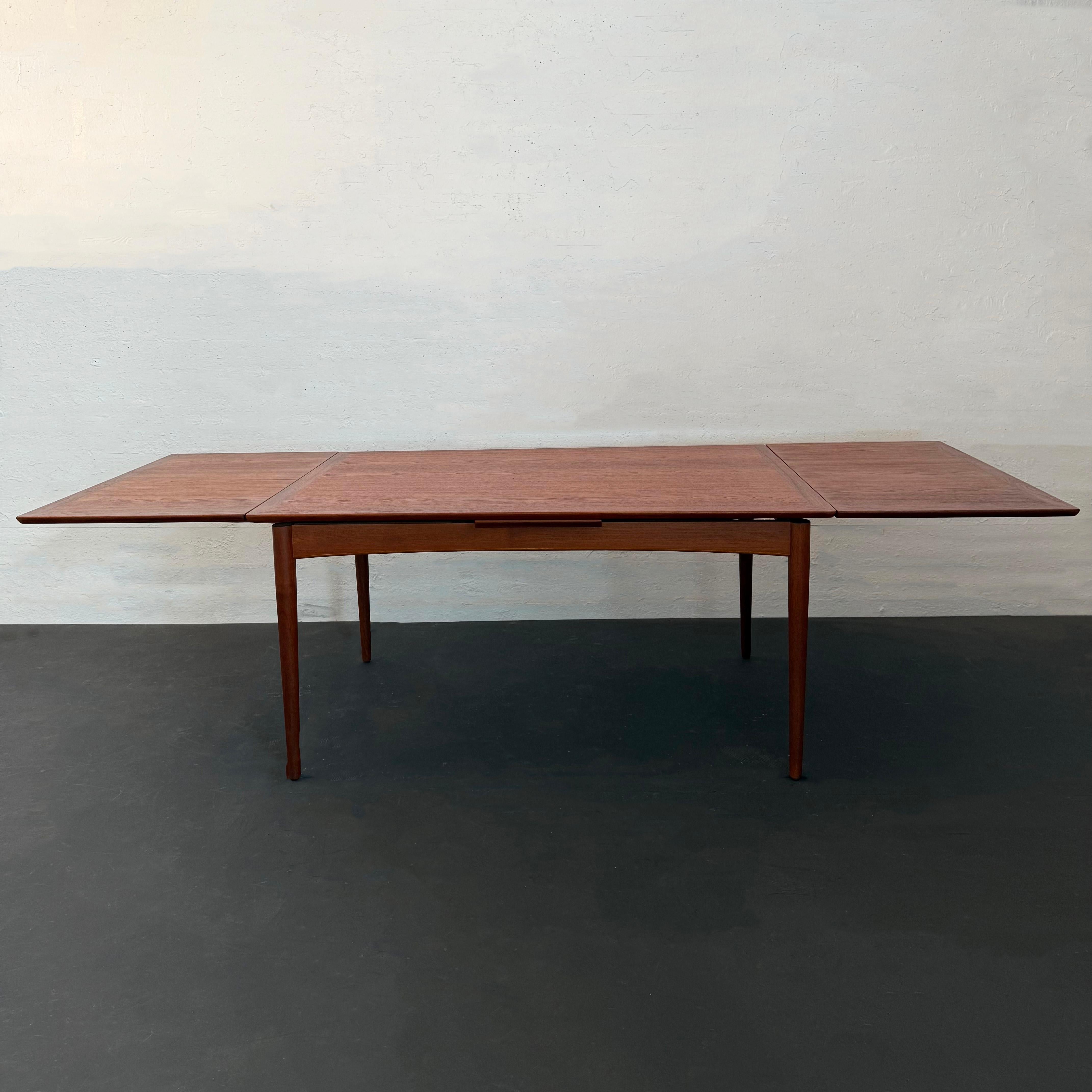 Danish Modern Teak Extension Dining Table By Selig In Good Condition For Sale In Brooklyn, NY