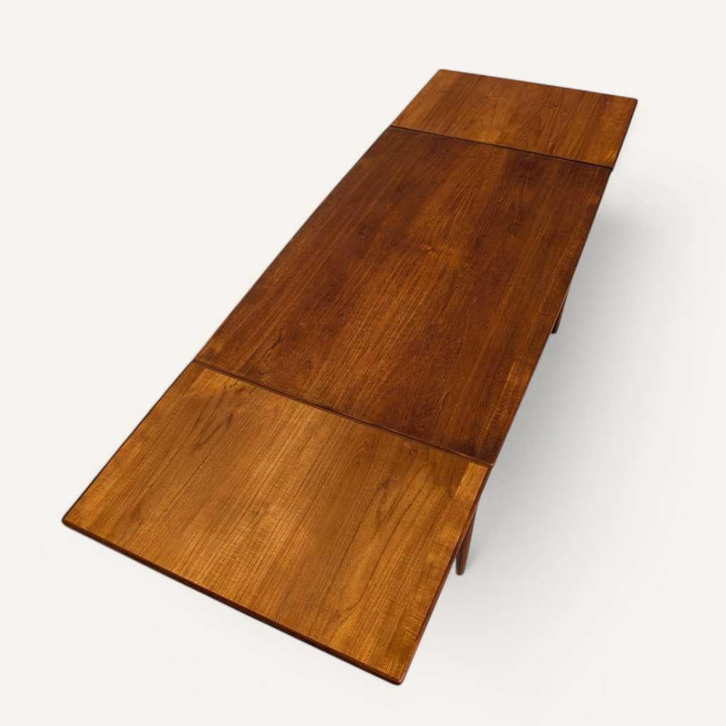 Mesa de comedor extensible danesa moderna de teca, por Skovmand and Andersen, años 60 Moderno de mediados de siglo en venta