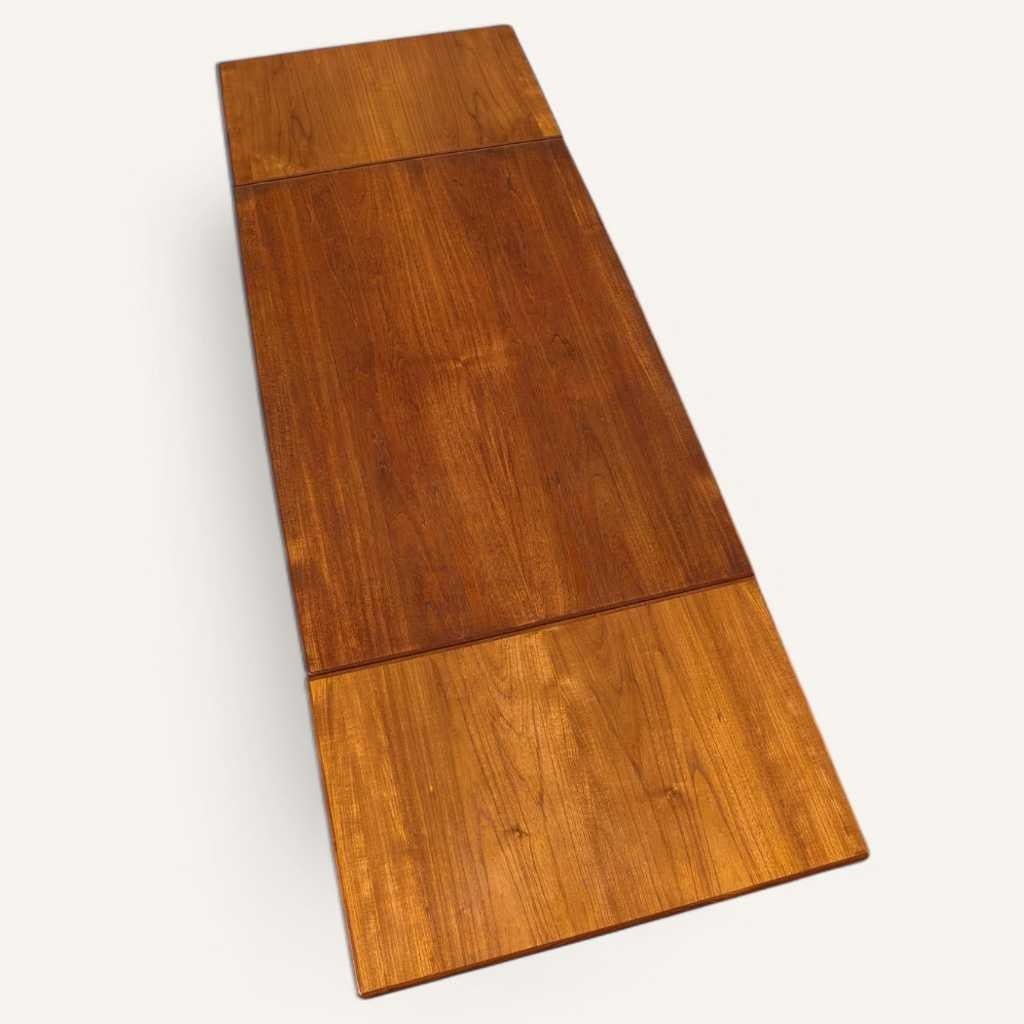 Mesa de comedor extensible danesa moderna de teca, por Skovmand and Andersen, años 60 Chapado en venta