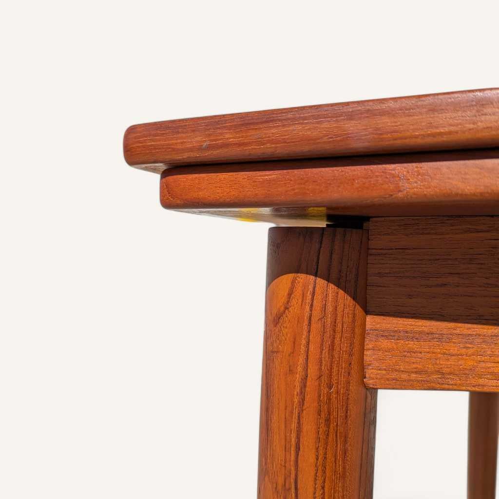 Mesa de comedor extensible danesa moderna de teca, por Skovmand and Andersen, años 60 siglo XX en venta