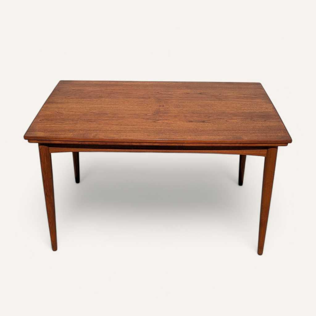 Mesa de comedor extensible danesa moderna de teca, por Skovmand and Andersen, años 60 Madera en venta