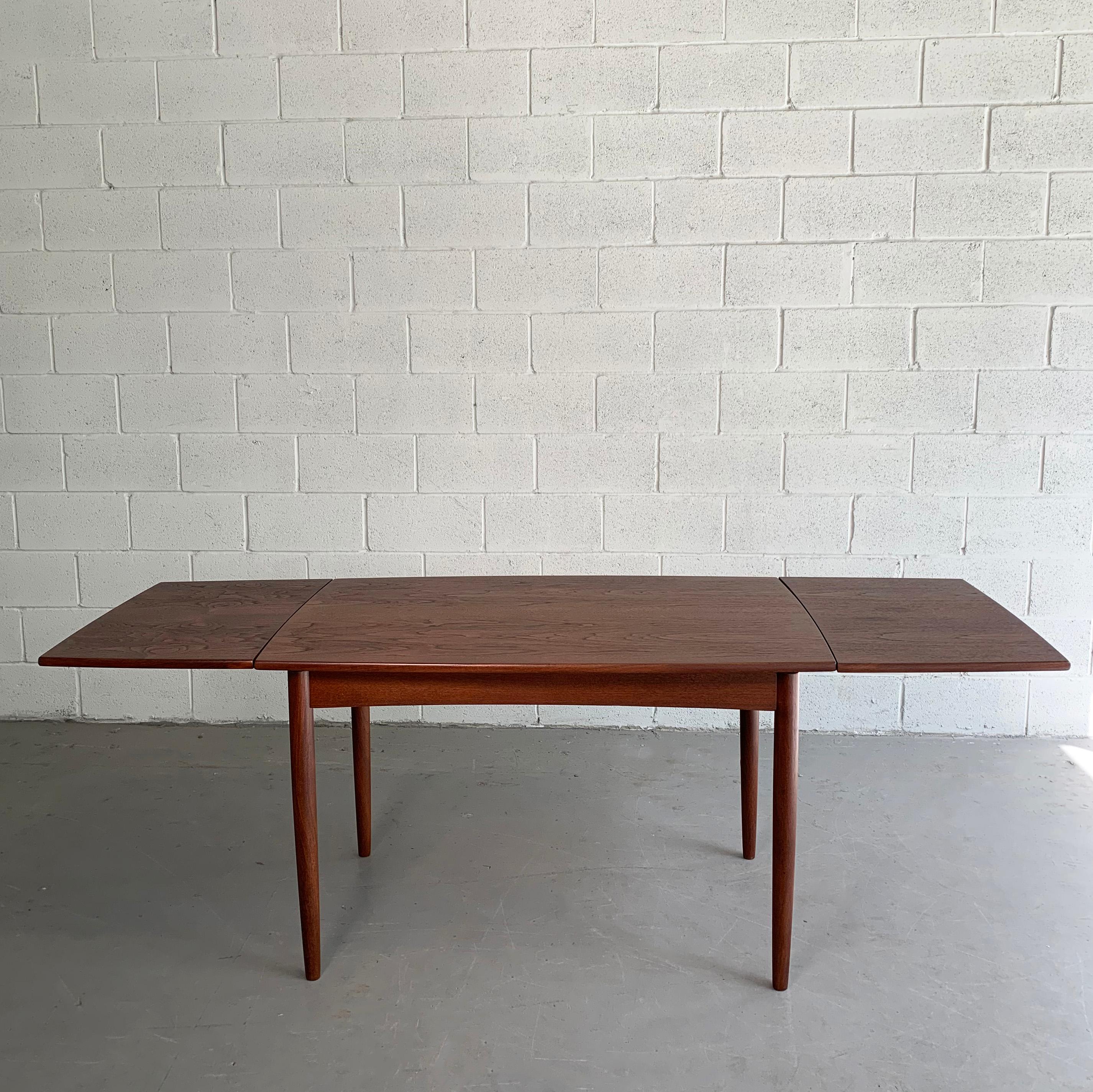 Danish Modern Teak Extension Dining Table In Good Condition In Brooklyn, NY