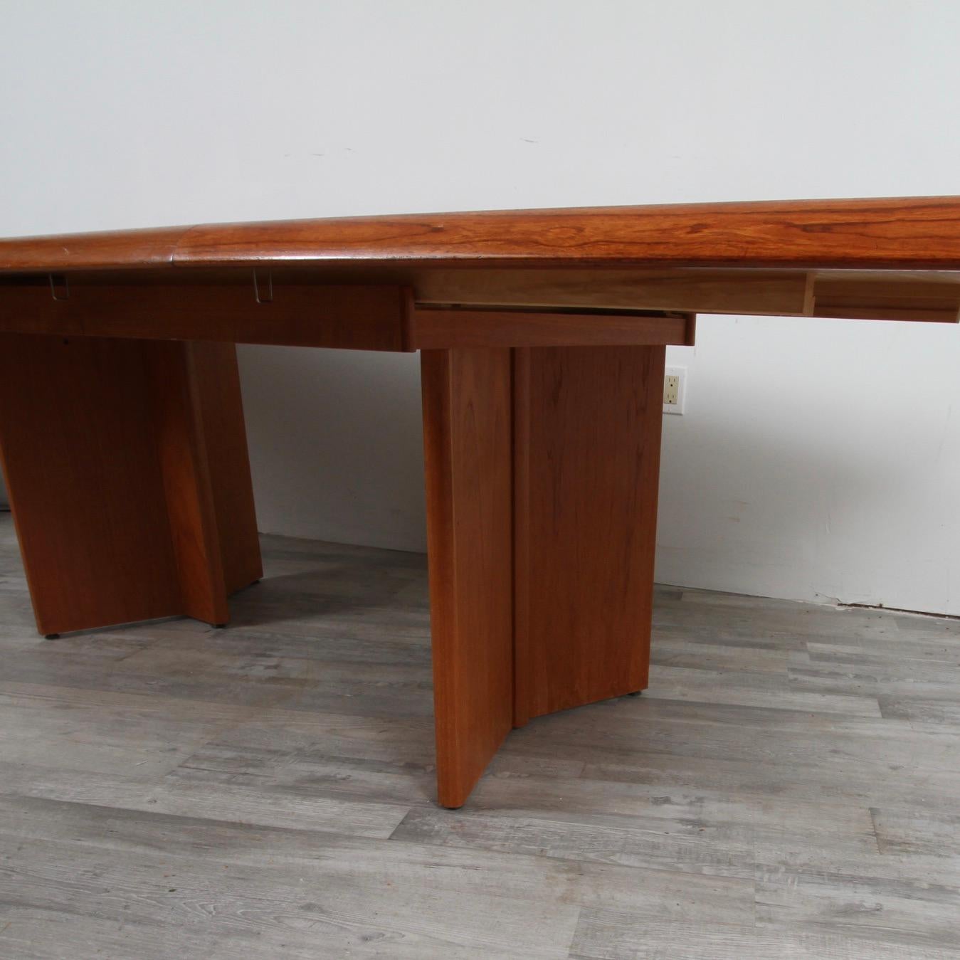 Danish Modern Teak Extension Dining Table In Good Condition For Sale In New London, CT
