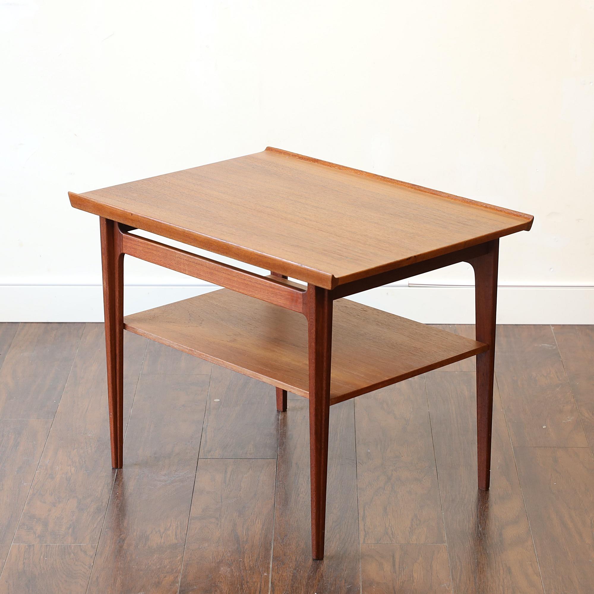 Danish modern teak FD533 side table by Finn Juhl for France & Son.
Dimensions: 28