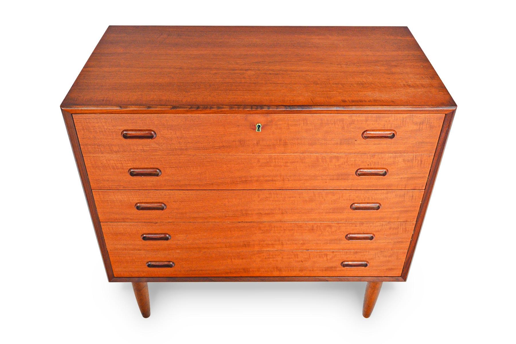 This handsome Danish modern five drawer gentleman’s chest in teak is the perfect storage piece for any modern home. Beautifully crafted with Arne Vodder style pulls, this case offers a sturdy construction with a mitered case. In excellent original