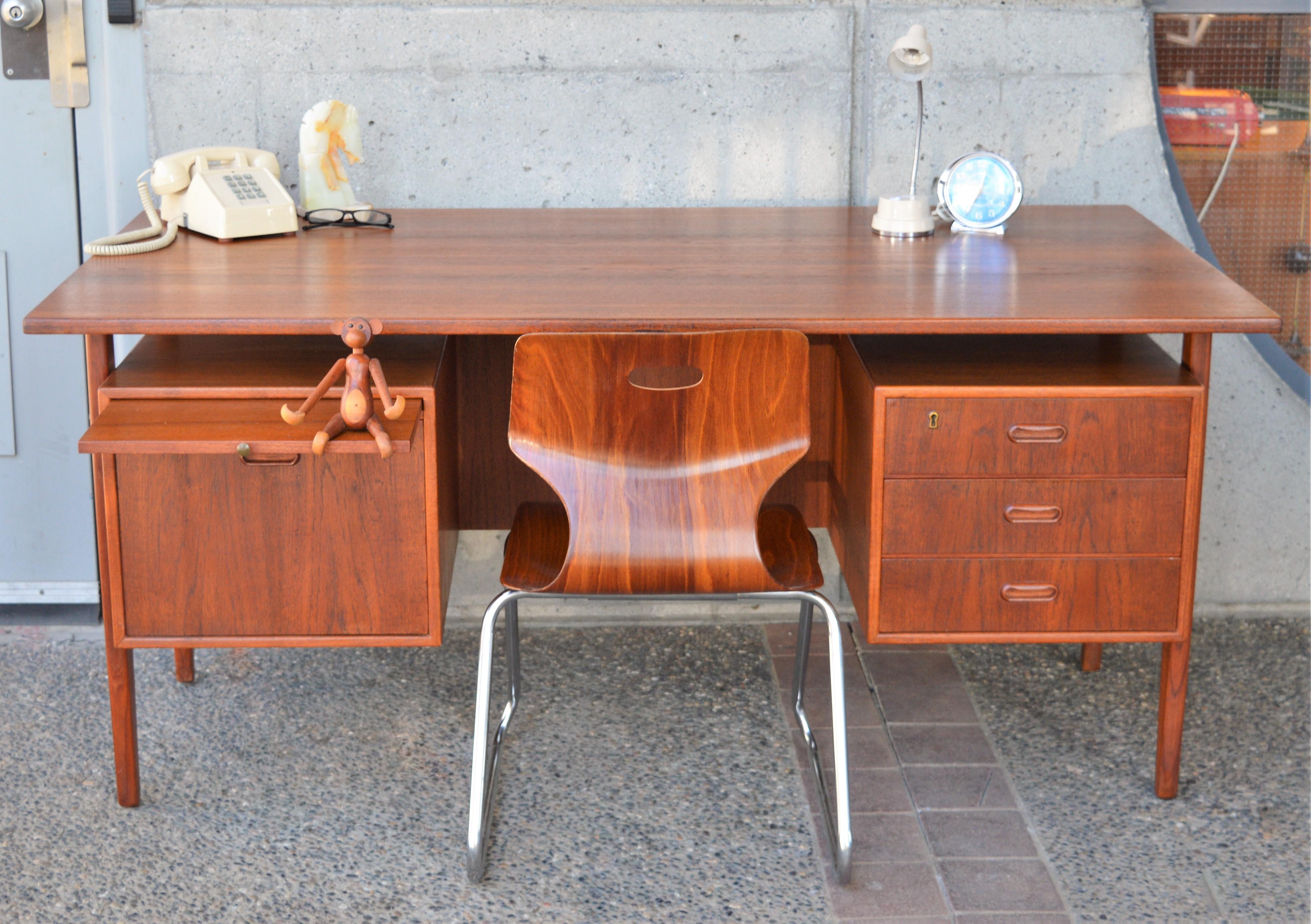 Danish Modern Teak Floating Top Executive Desk, File Drawer, Back Shelf, Key In Good Condition In New Westminster, British Columbia