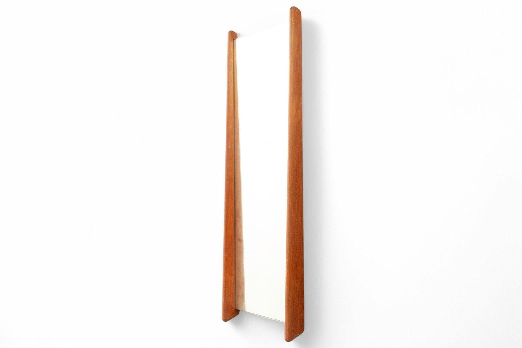 Mid-Century Modern Miroir mural danois moderne encadré de teck en vente