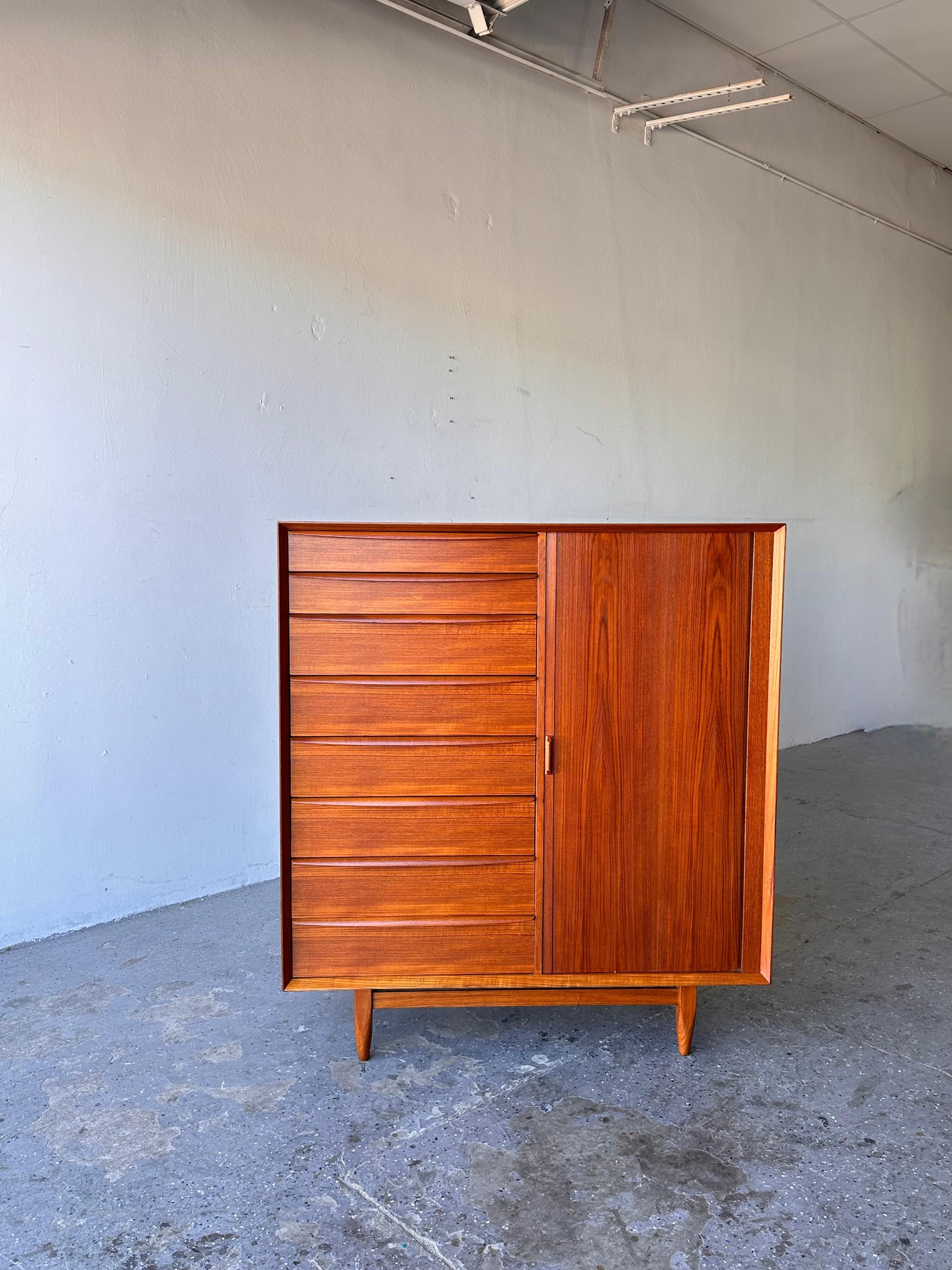 Danish Modern Teak Gentleman’s Chest by Svend A Madsen for Mobelfabrik In Good Condition In Las Vegas, NV
