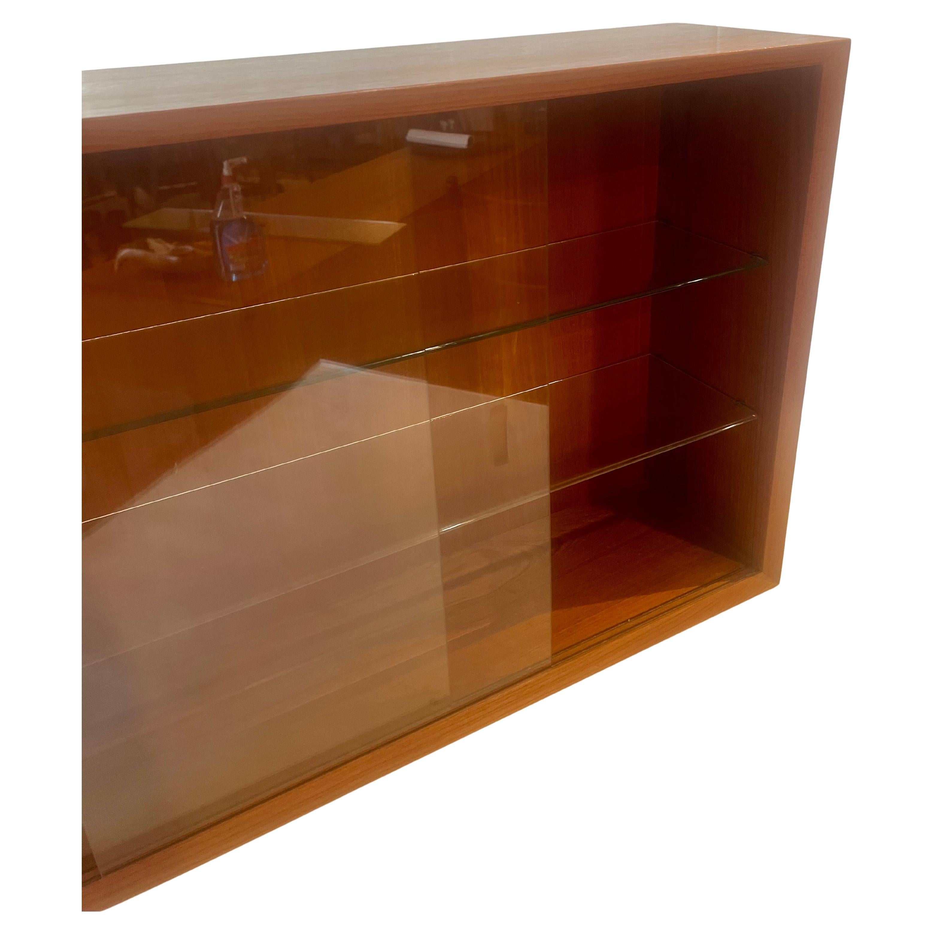 Schöne Teakholz-Wandvitrinen, entworfen von Poul Cadiovious für das Cado-Wandsystem, wir haben 2 Vitrinen zur Verfügung, bei einer der Vitrinen wurde das Glas ersetzt, der Käufer hat die Wahl, 1 oder 2 zu kaufen  toller Zustand sehr schwer zu finden