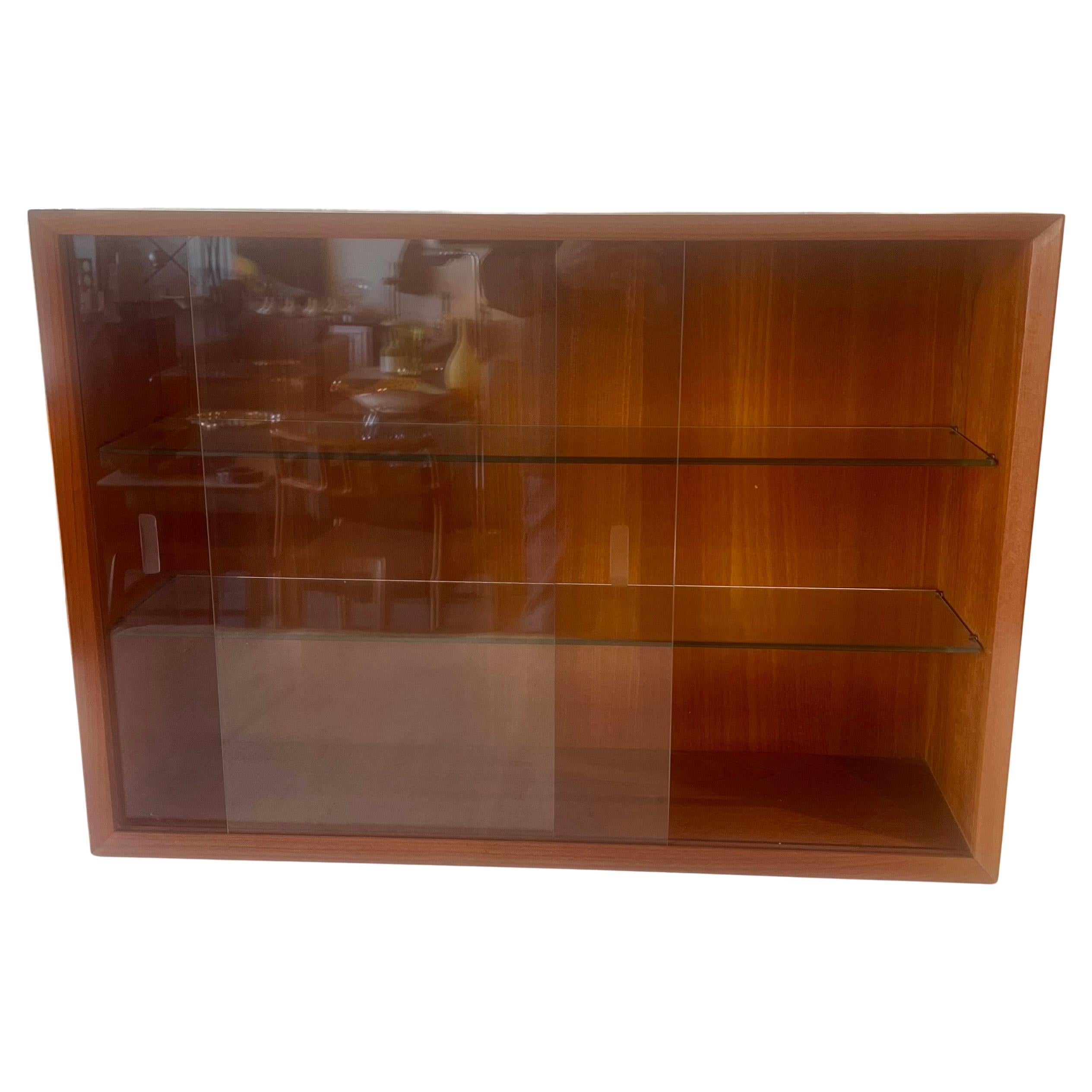 Dänische moderne dänische Cado-Wandschranke aus Teakholz und Glas, 2 verfügbar (Skandinavische Moderne)