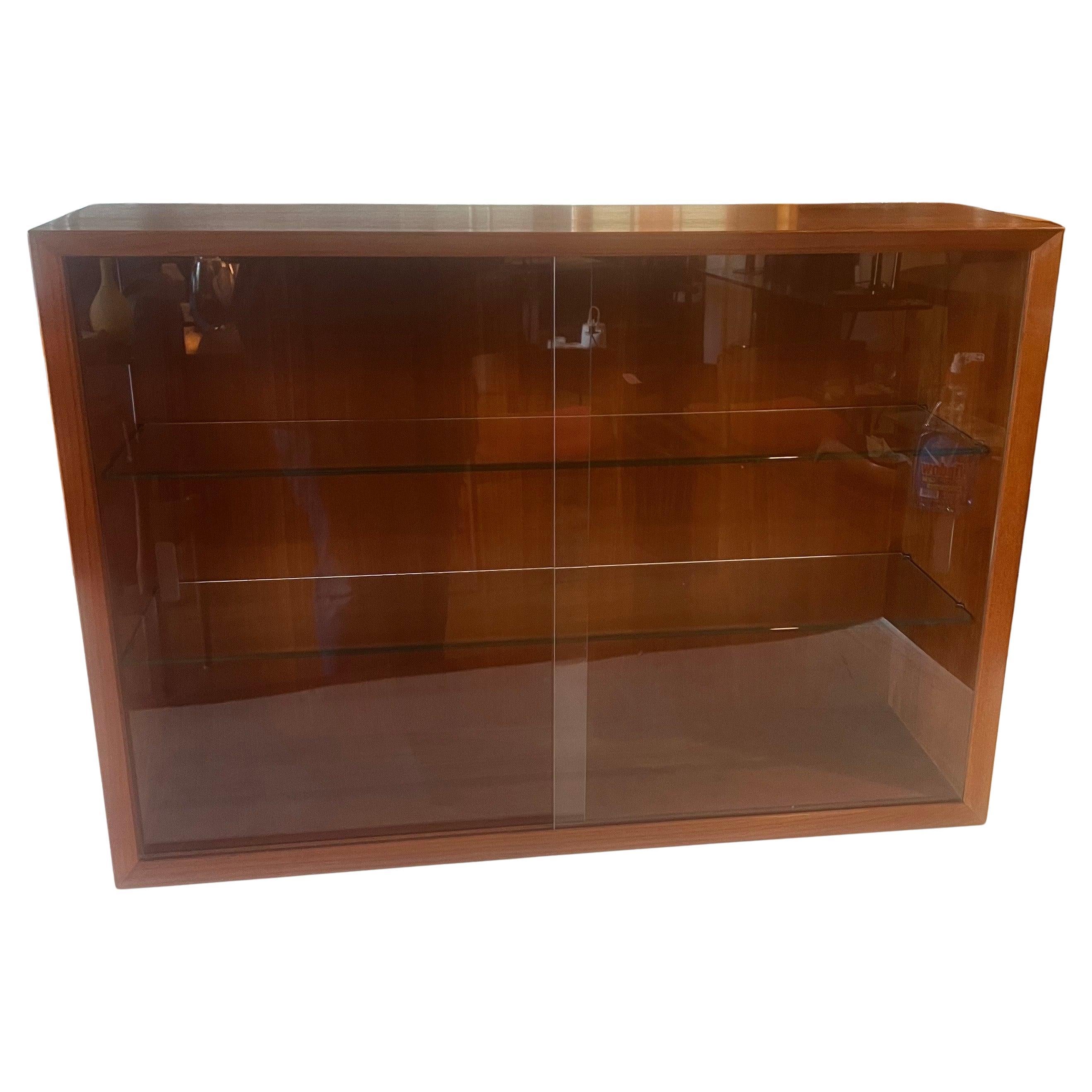 Dänische moderne dänische Cado-Wandschranke aus Teakholz und Glas, 2 verfügbar 2