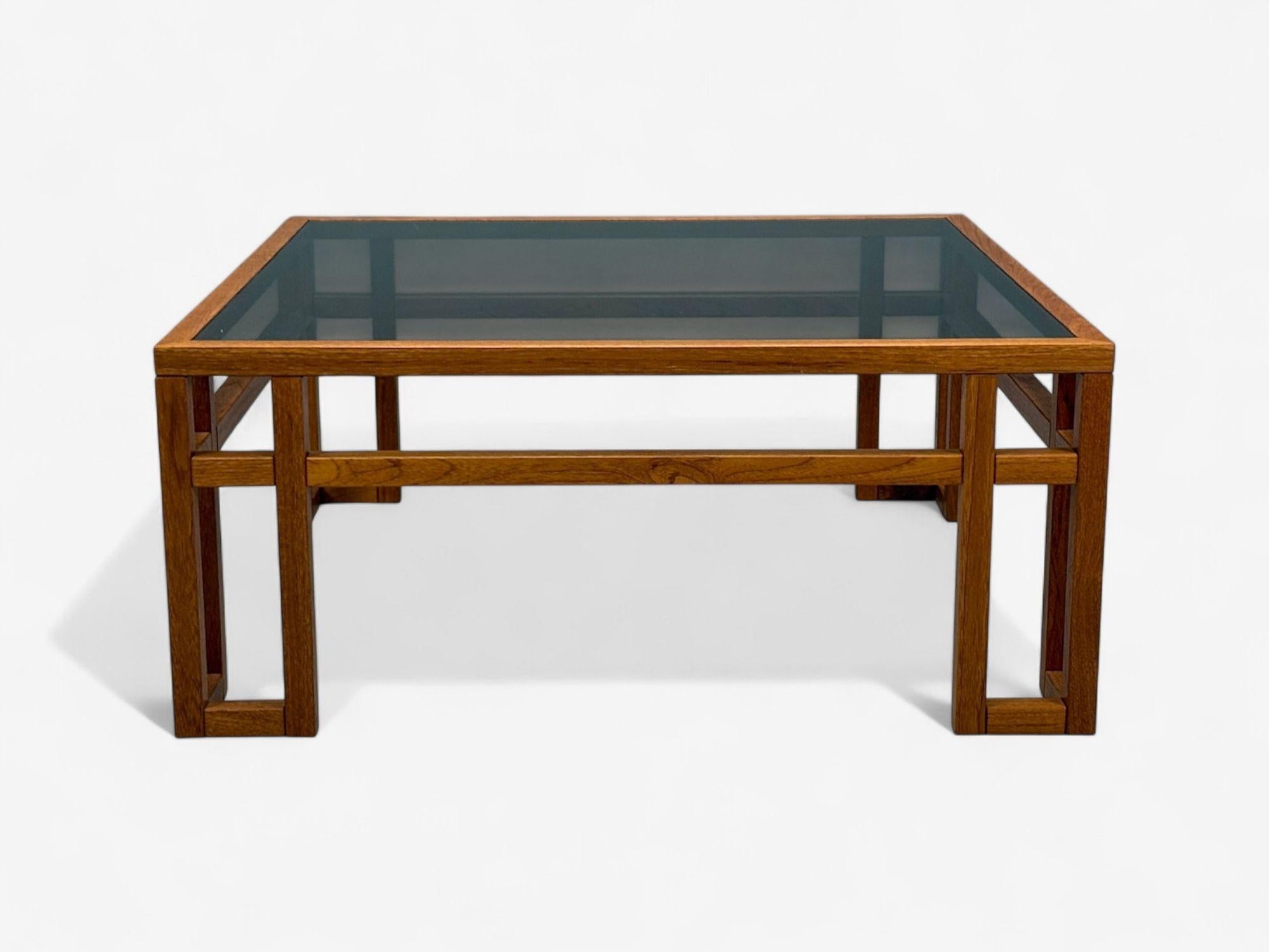 Table basse carrée danoise moderne du milieu du siècle, en teck et verre teinté, Danemark, années 1960

Table basse carrée géométrique en teck et verre fumé, conçue et fabriquée au Danemark vers les années 1960. Cet exemplaire a conservé son