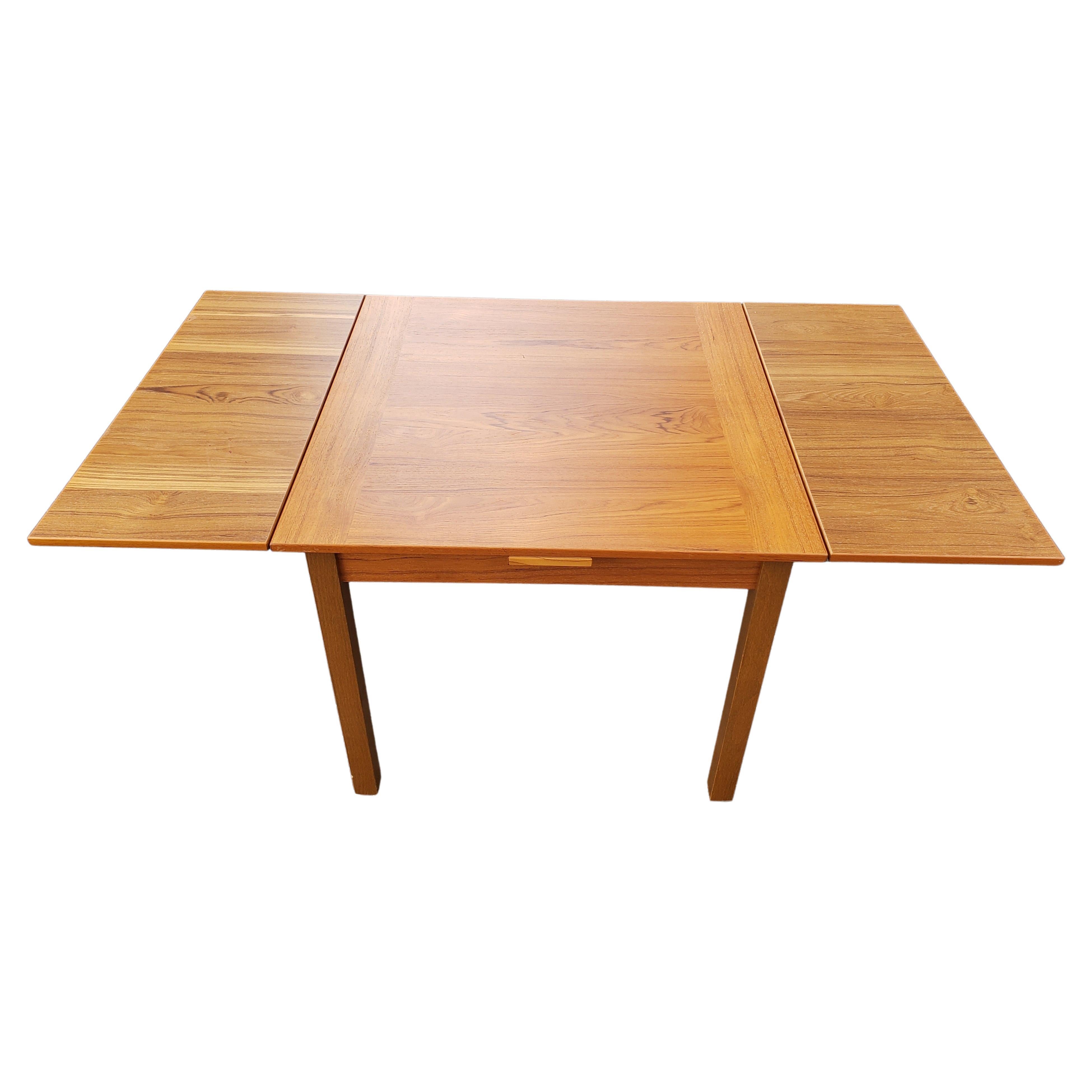 Danish Modern Teak Hidden Leaves Expandable Dining Table  In Distressed Condition In Germantown, MD