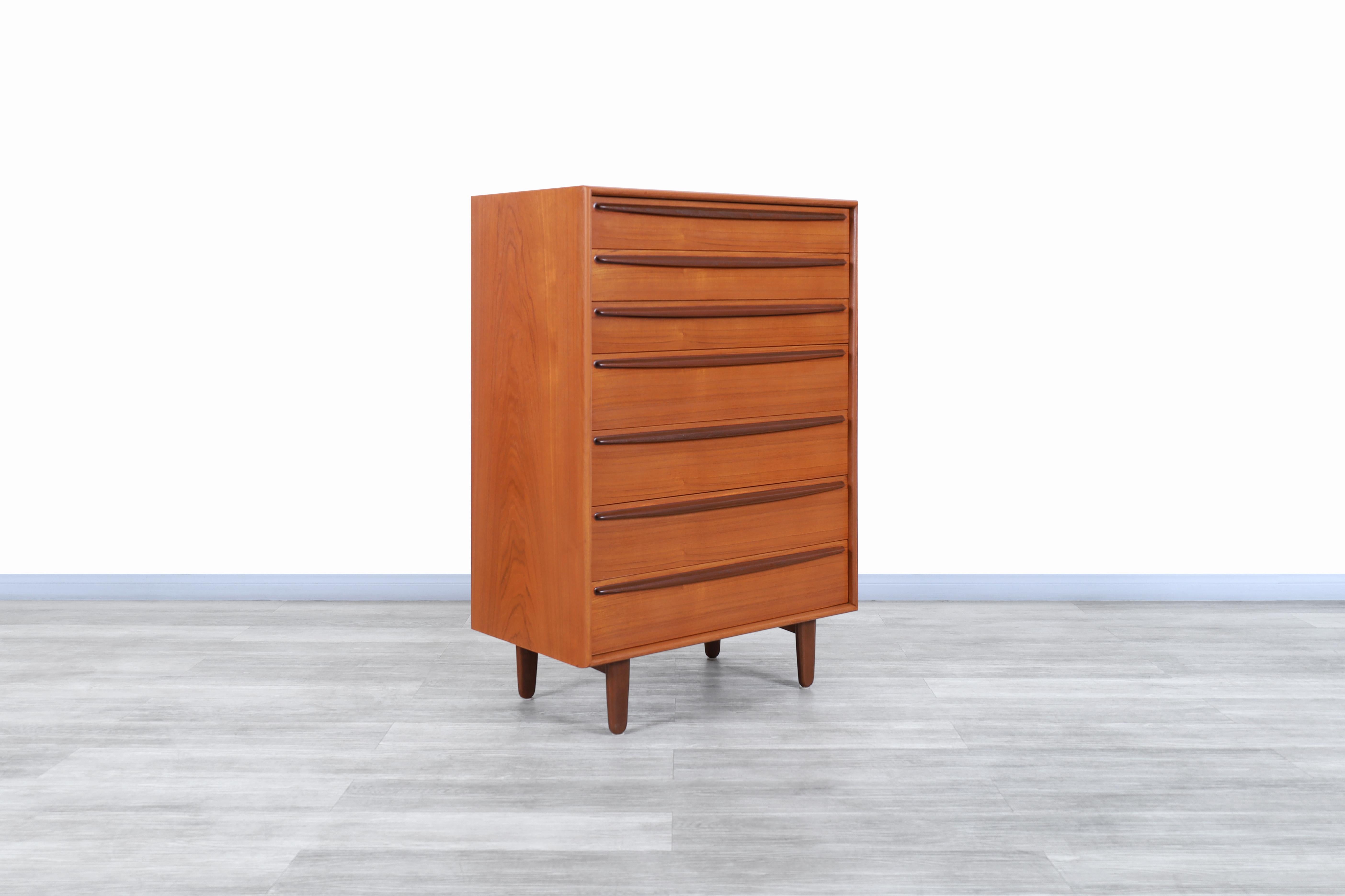 Wonderful Danish modern teak highboy designed by Svend Age Madsen for Falster Møbelfabrik in Denmark, circa 1960s. This highboy has a conservative design but stands out thanks to the grains of the teak wood that contrast perfectly. Features a total