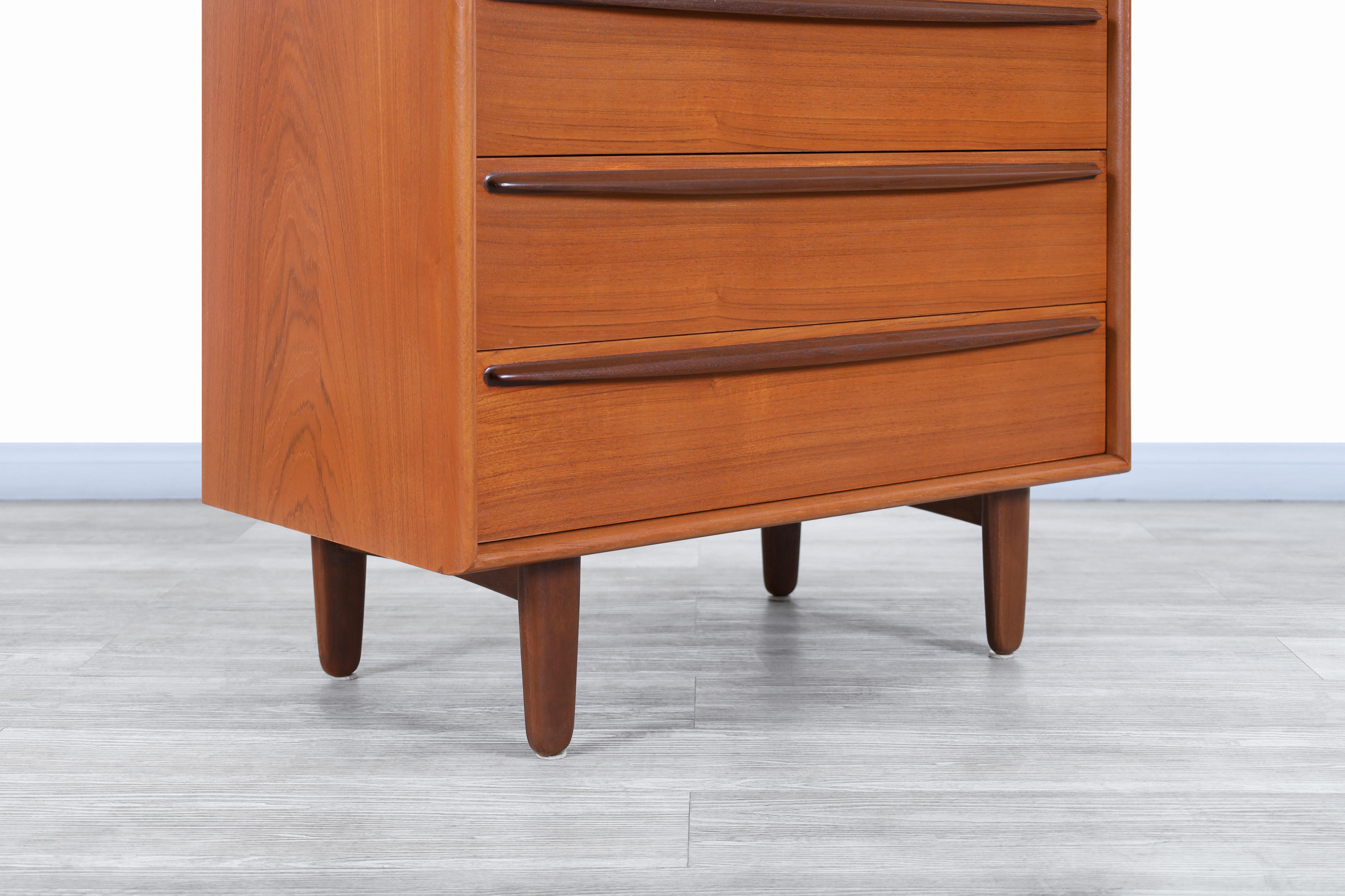 Dänischer moderner dänischer Teakholz-Highboy von Svend a. Madsen für Falster im Zustand „Hervorragend“ im Angebot in North Hollywood, CA