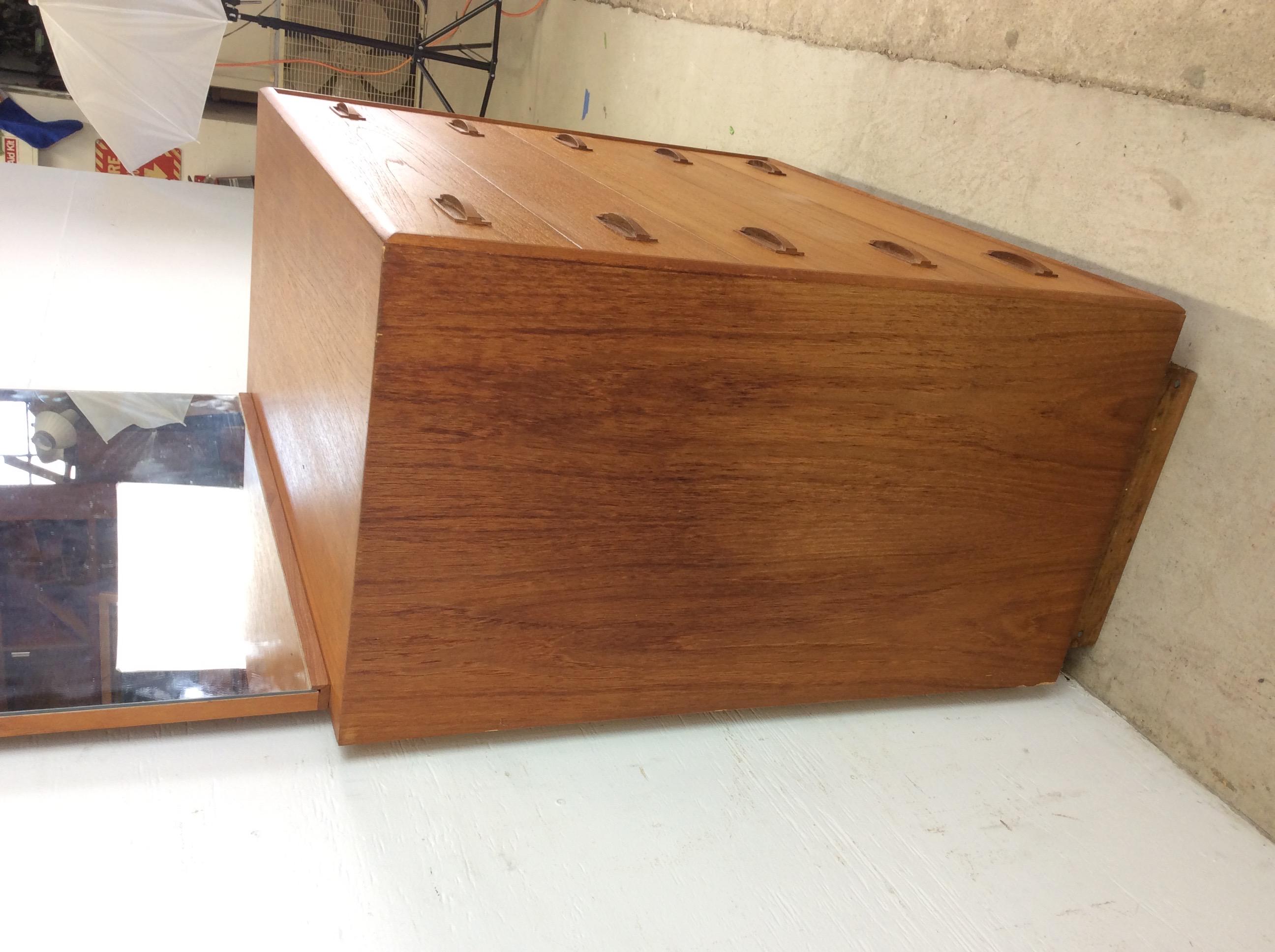 Danish Modern Teak Highboy Dresser with Mounted Mirror in vendita 4