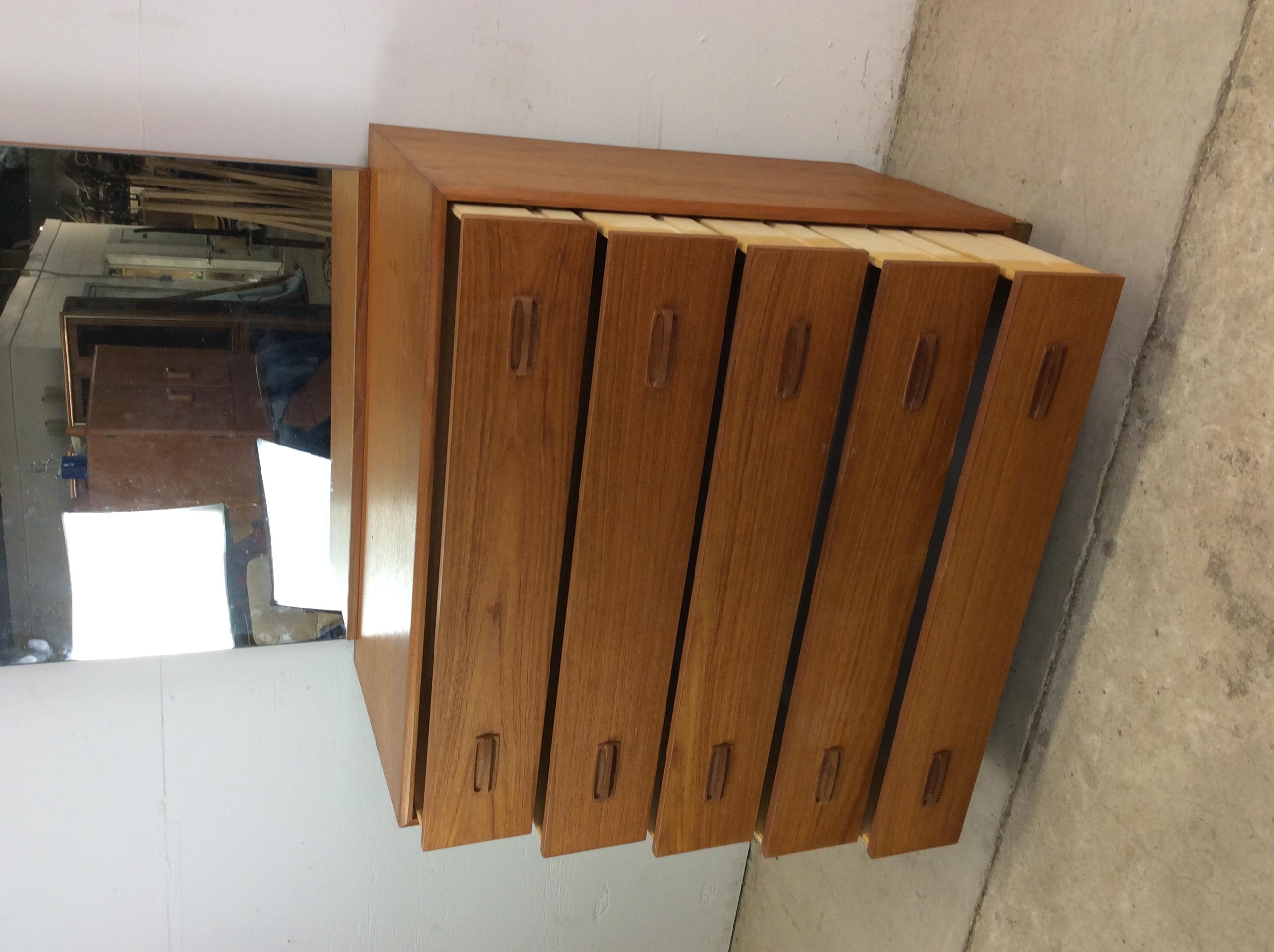 Danish Modern Teak Highboy Dresser with Mounted Mirror in vendita 11