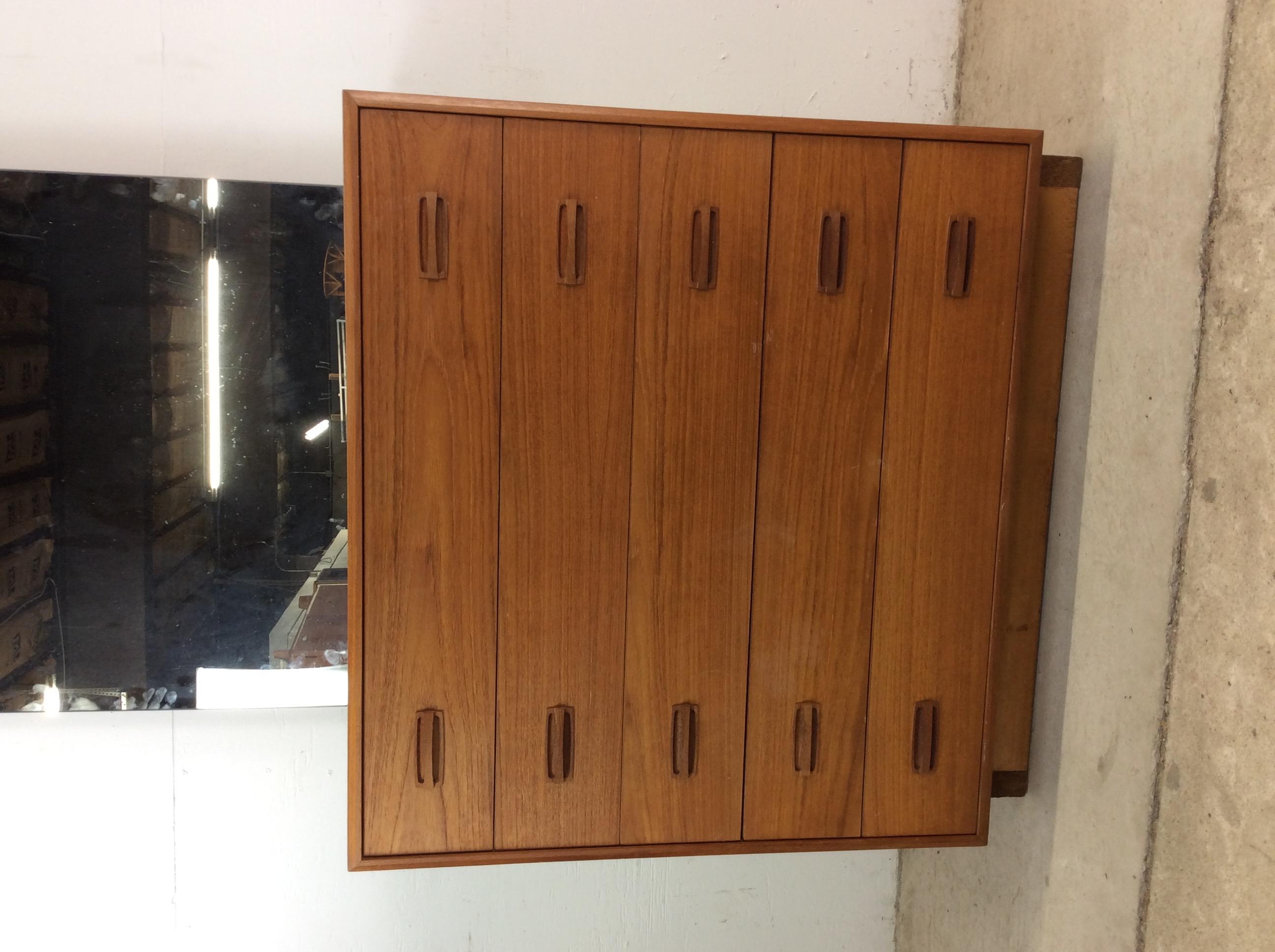 Danish Modern Teak Highboy Dresser with Mounted Mirror In condizioni buone in vendita a Freehold, NJ