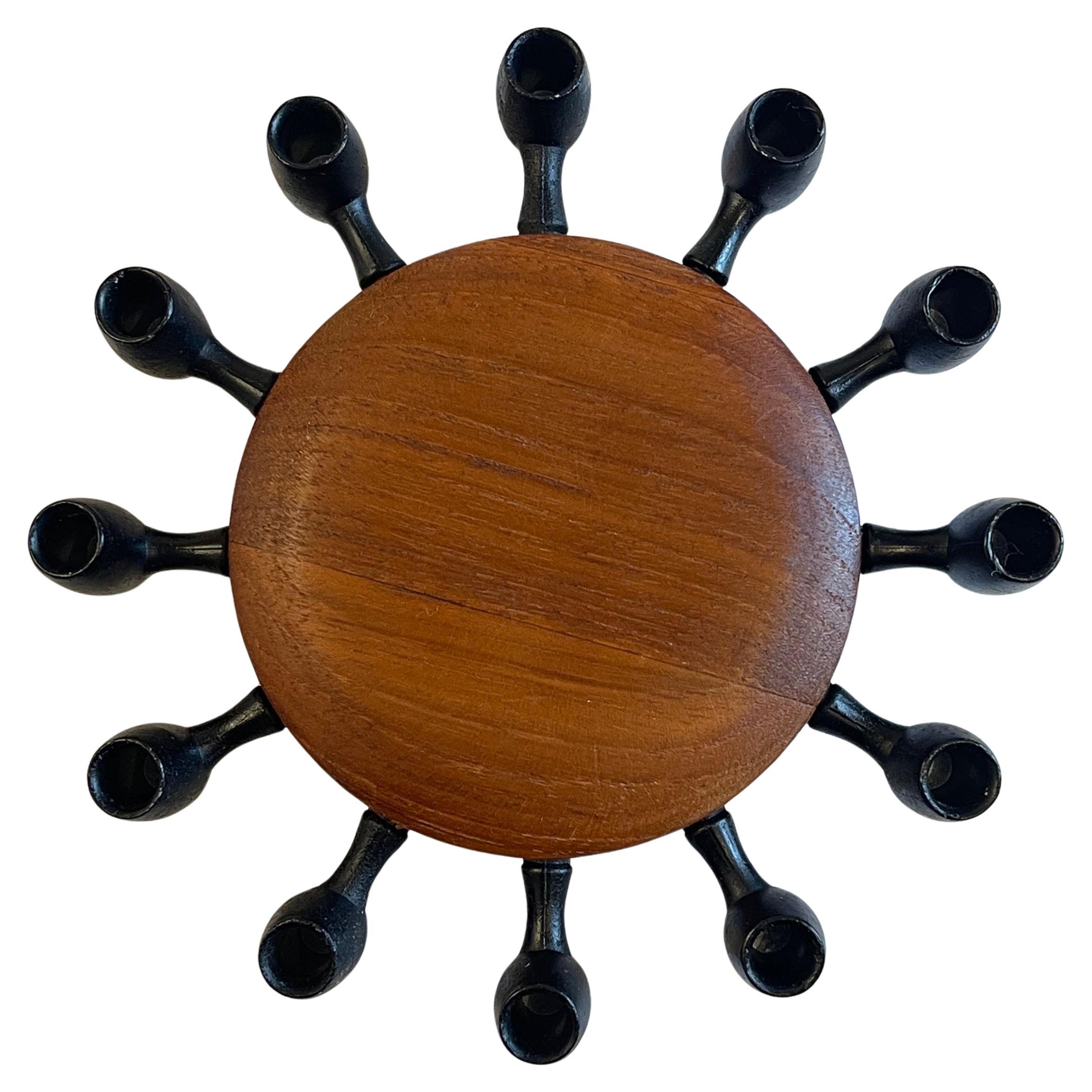 Portacandele danese in teak della metà del secolo scorso, realizzato da Digsmed intorno al 1965.

Candelieri in legno di teak e ghisa a forma di 