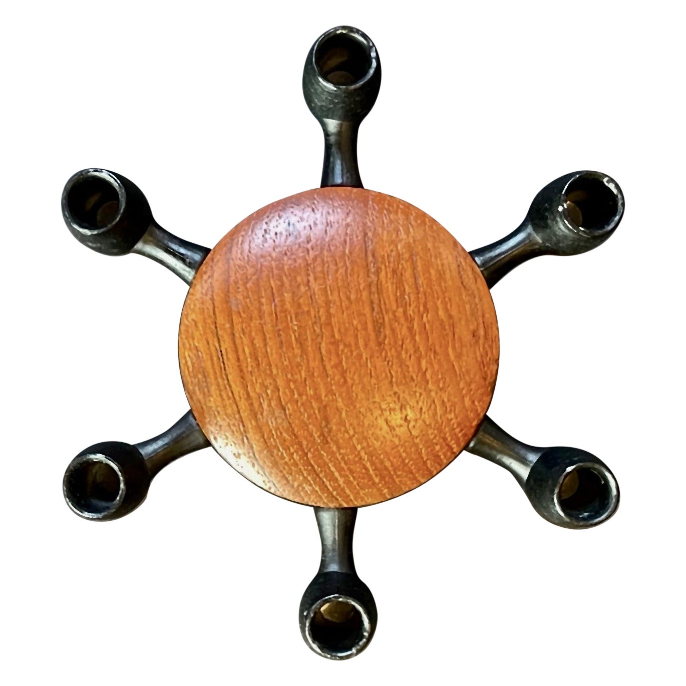 Fantastico portacandele danese in teak realizzato da Digsmed intorno al 1965.

Candeliere in legno di teak e ghisa a forma di 
