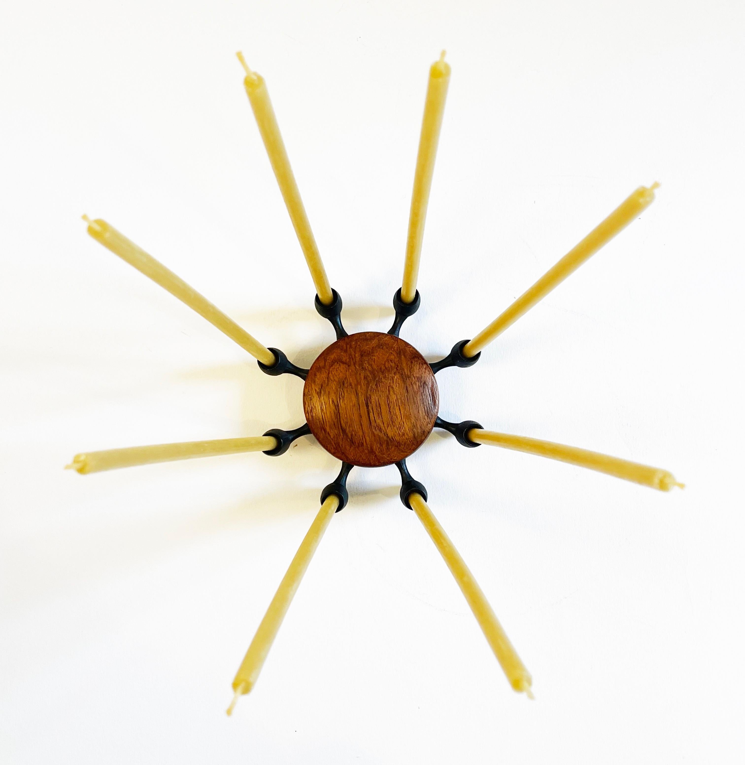 Mid-Century moderno Portacandele moderno danese in teak e ferro a 8 braccia di Digsmed del 1969 ca. in vendita