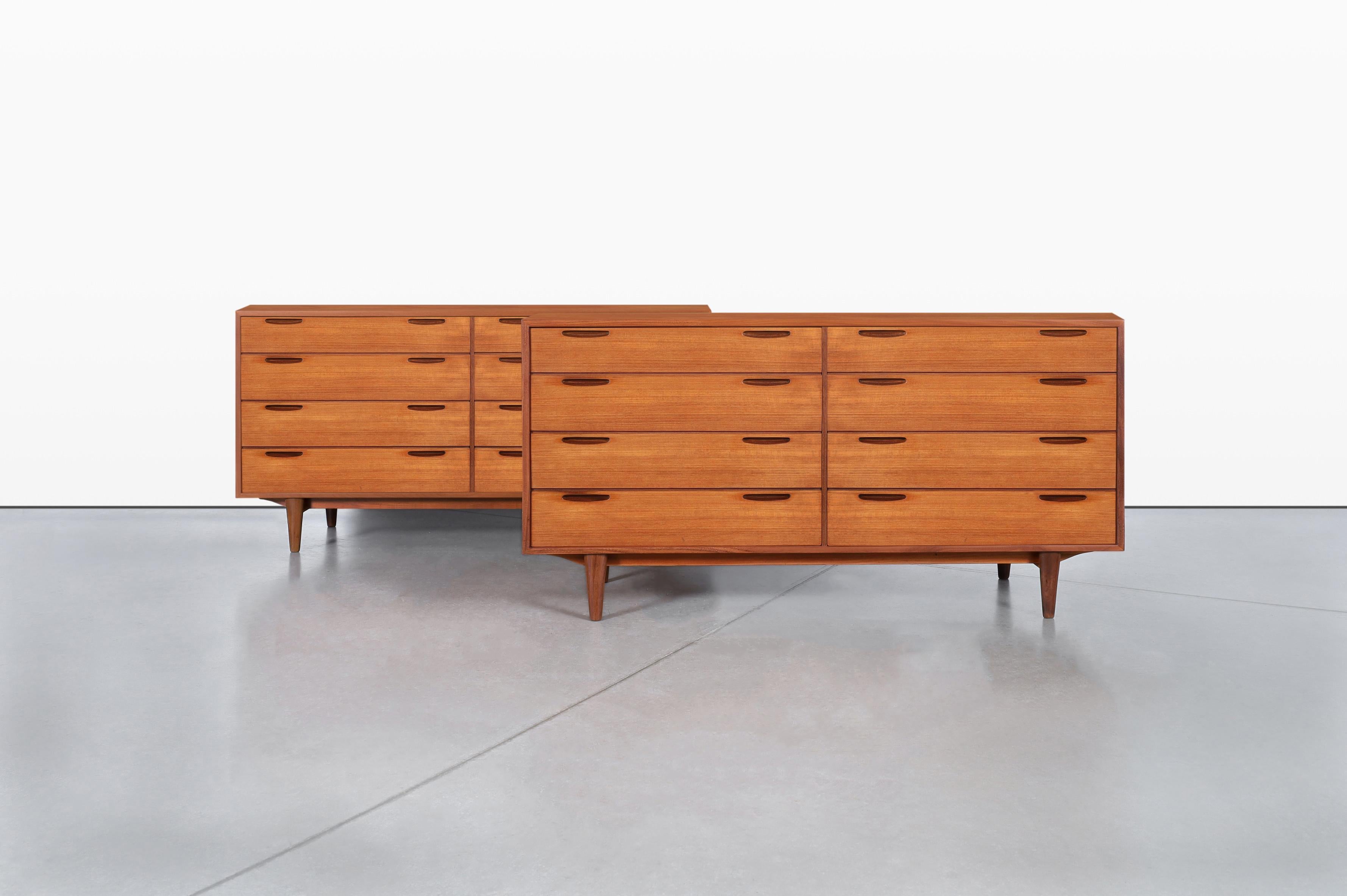 Una splendida coppia di comò moderni danesi in teak 