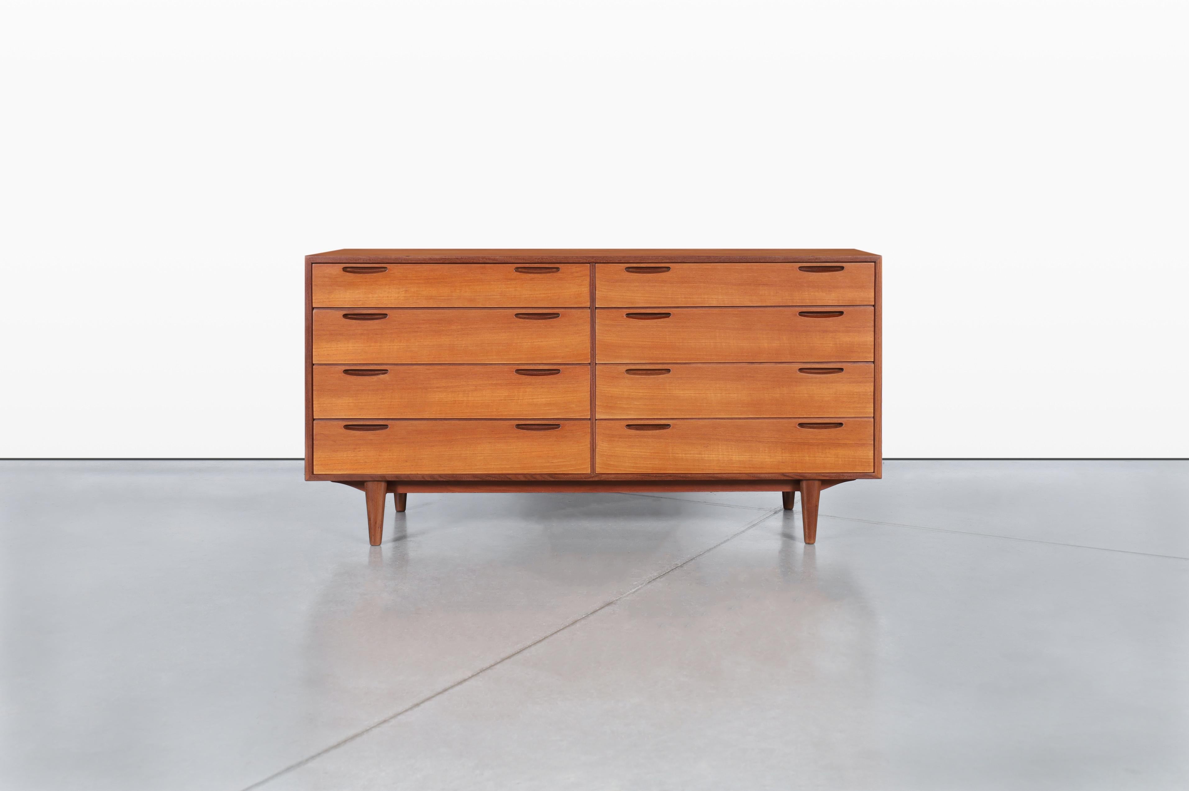 Mid-Century moderno Comò moderno danese in teak 