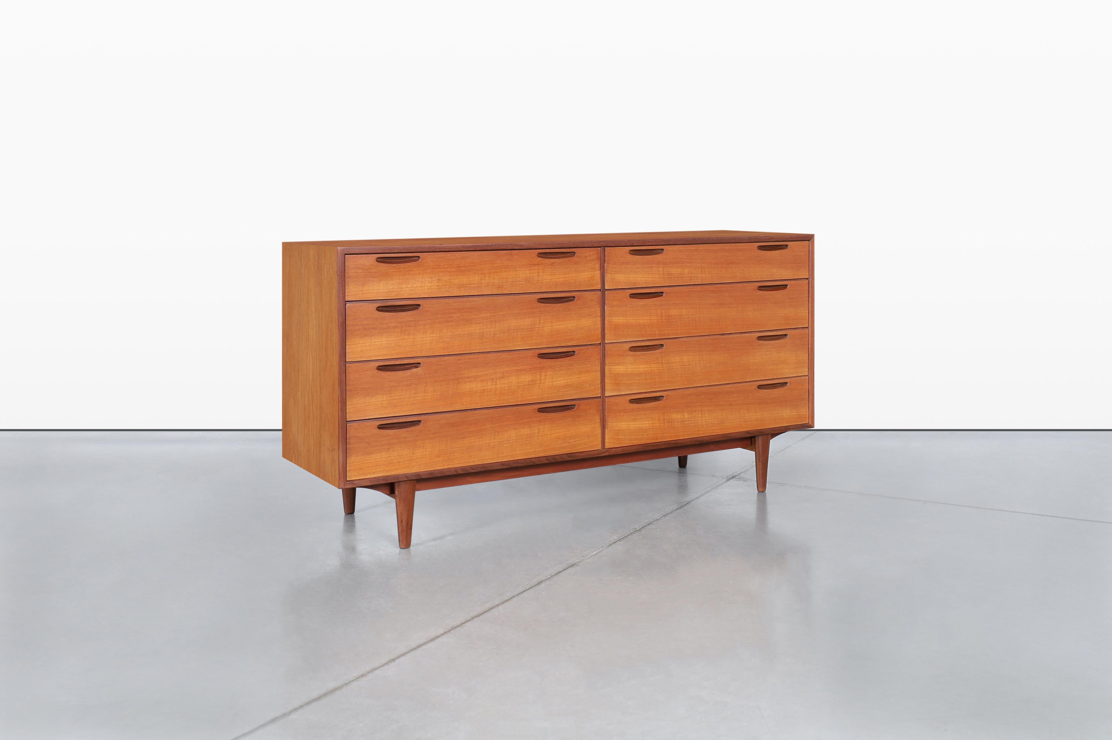Metà XX secolo Comò moderno danese in teak 