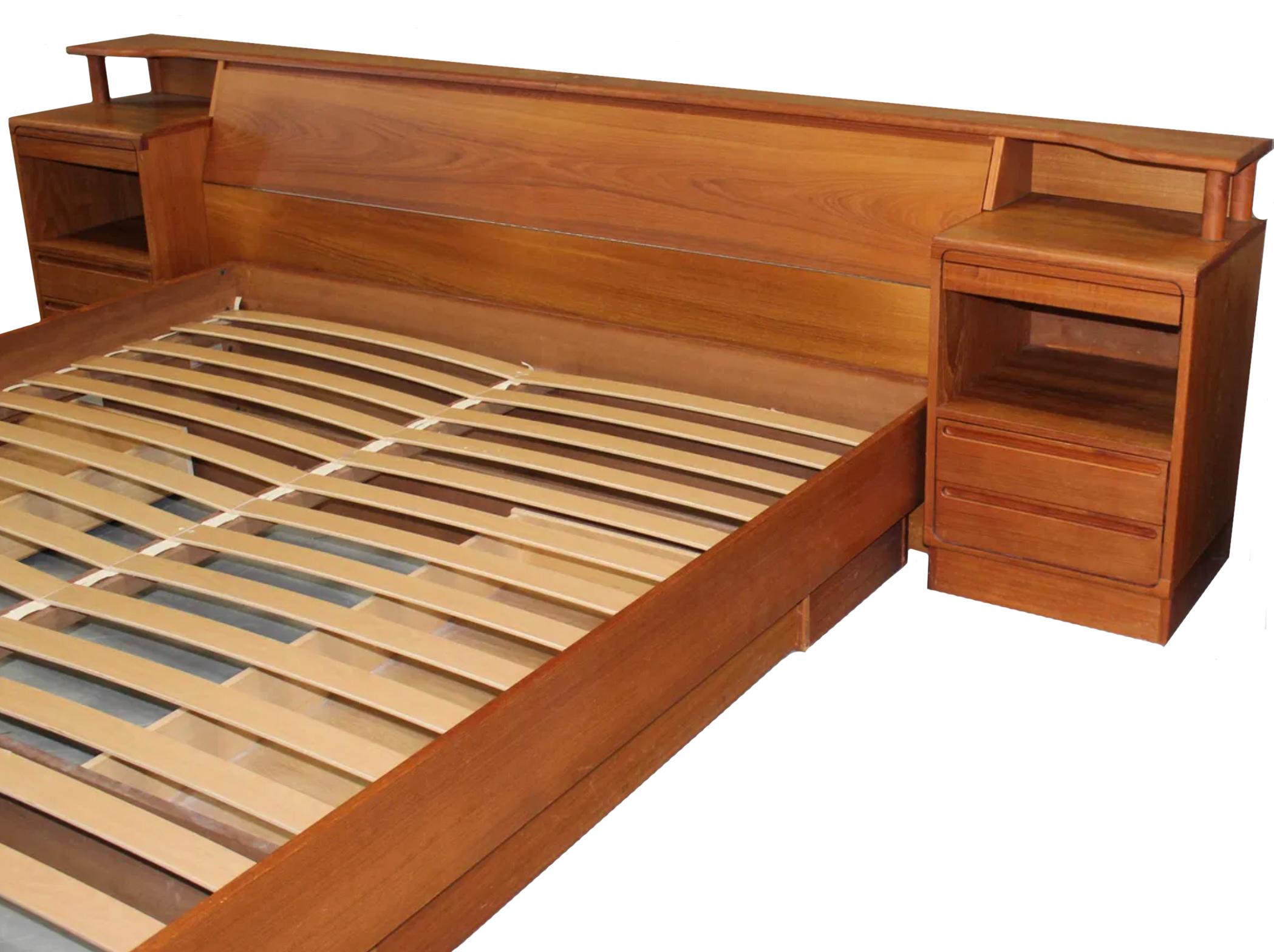 Wunderschönes dänisches modernes Teakholz-Bettgestell mit Nachttischen von Nils Jonsson für Torring Mobelfabrik. Die King-Size-Bettgestell-Set sehr schön mit High-End-Holzbearbeitung hergestellt. Hat passende Paar Nachttische beschriftet mit 2