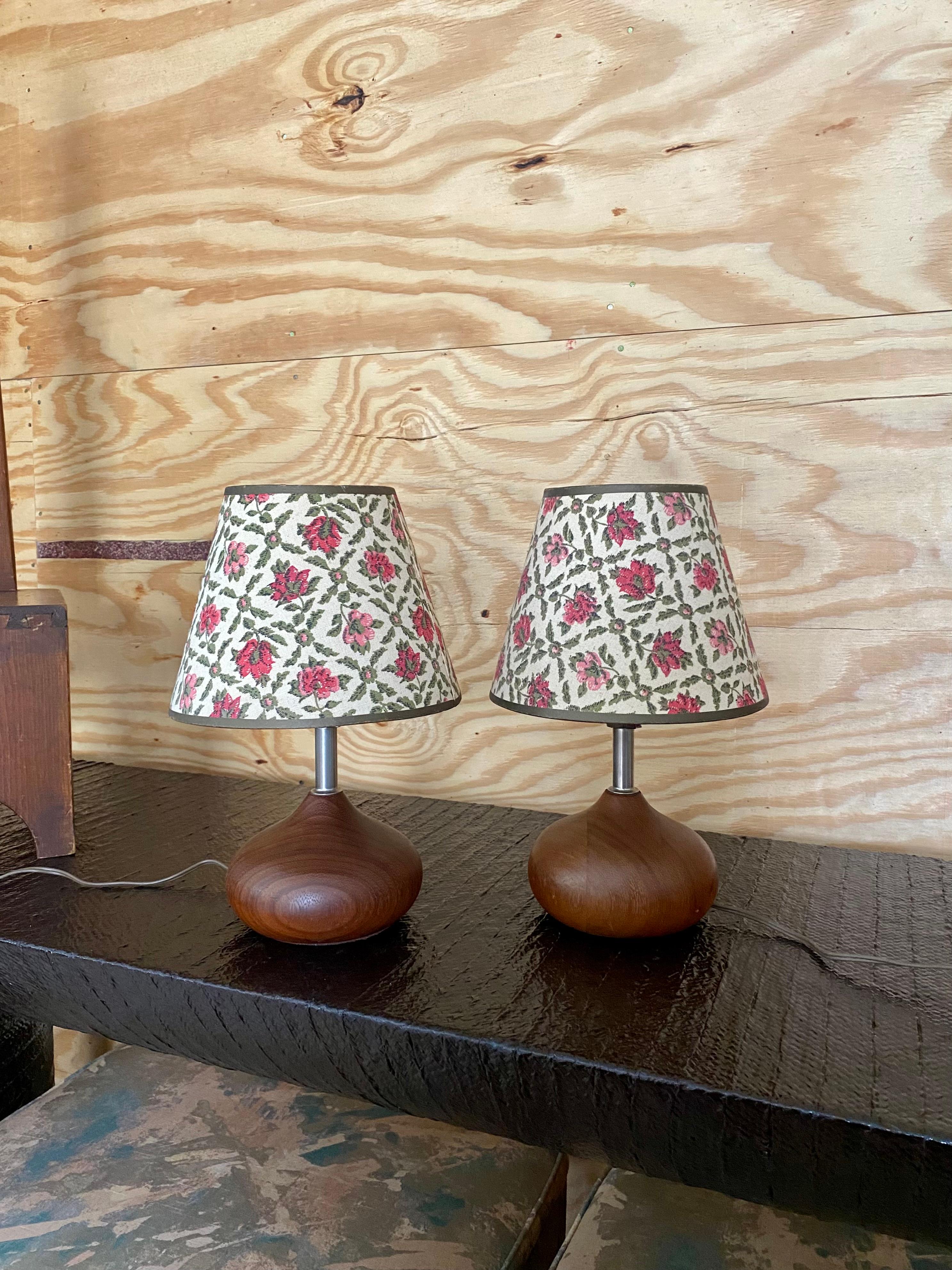 Scandinave moderne Lampes modernes danoises en teck avec abat-jour en forme de roses en vente