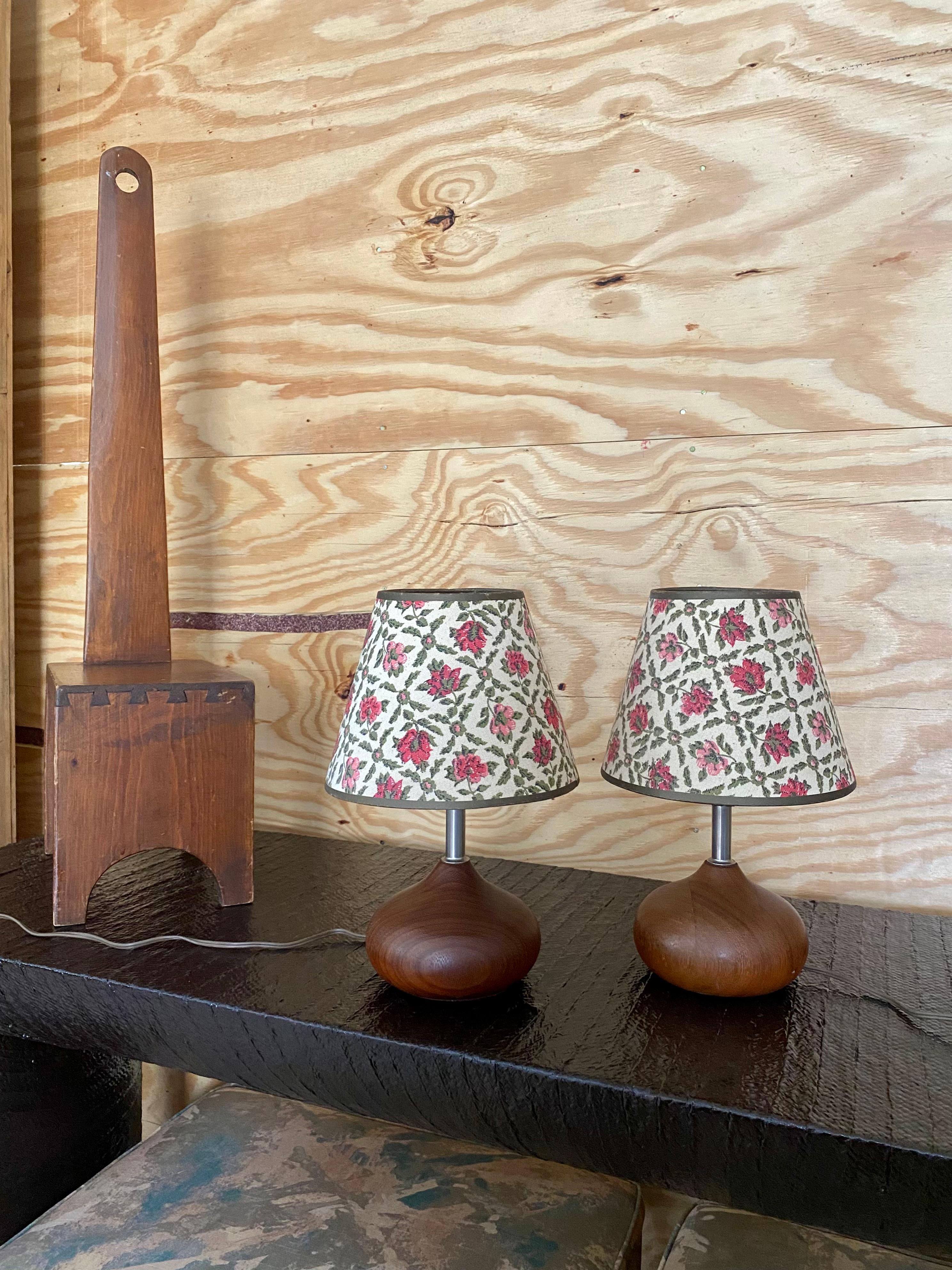 Danois Lampes modernes danoises en teck avec abat-jour en forme de roses en vente