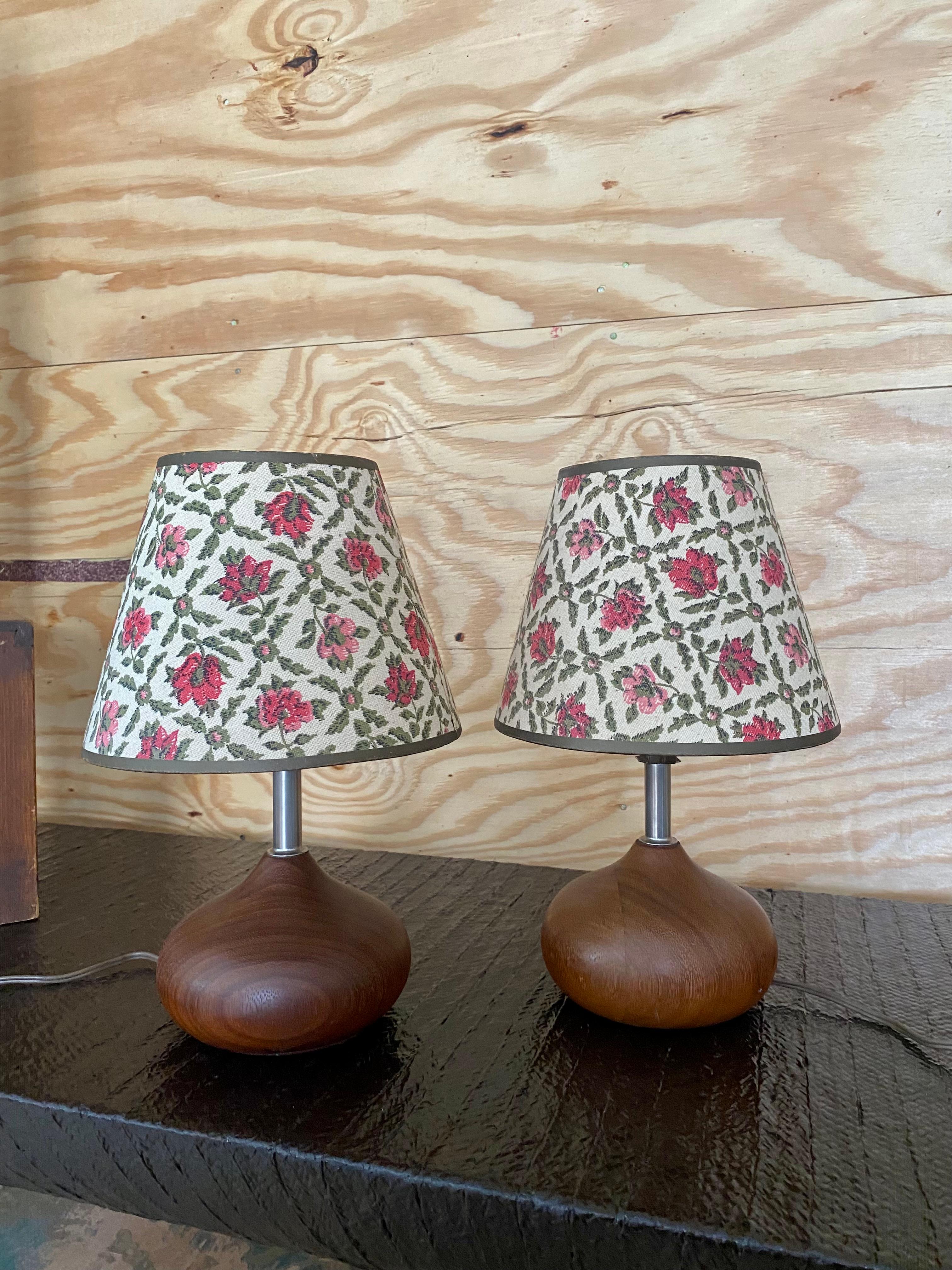 Lampes modernes danoises en teck avec abat-jour en forme de roses Bon état - En vente à Round Top, TX