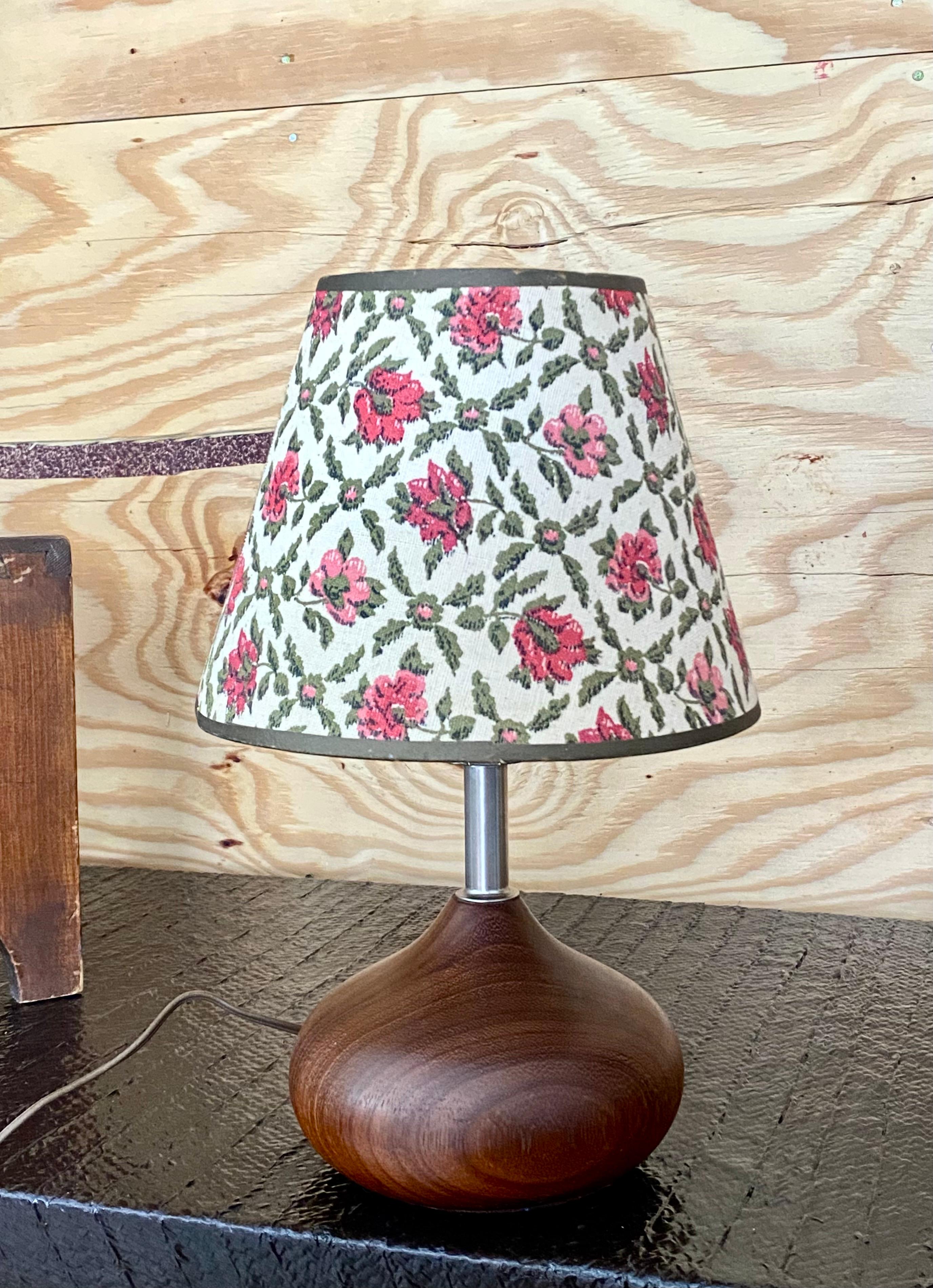 20ième siècle Lampes modernes danoises en teck avec abat-jour en forme de roses en vente
