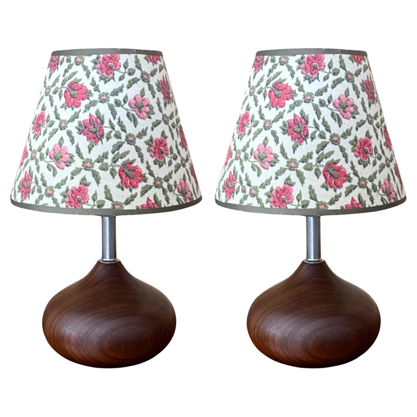 Lampes modernes danoises en teck avec abat-jour en forme de roses en vente