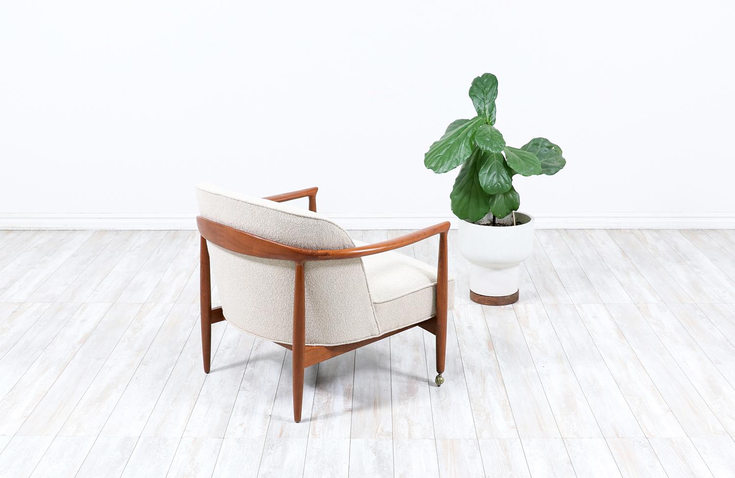 Danois  Chaise longue moderne danoise en teck restaurée par Finn Andersen pour Selig en vente