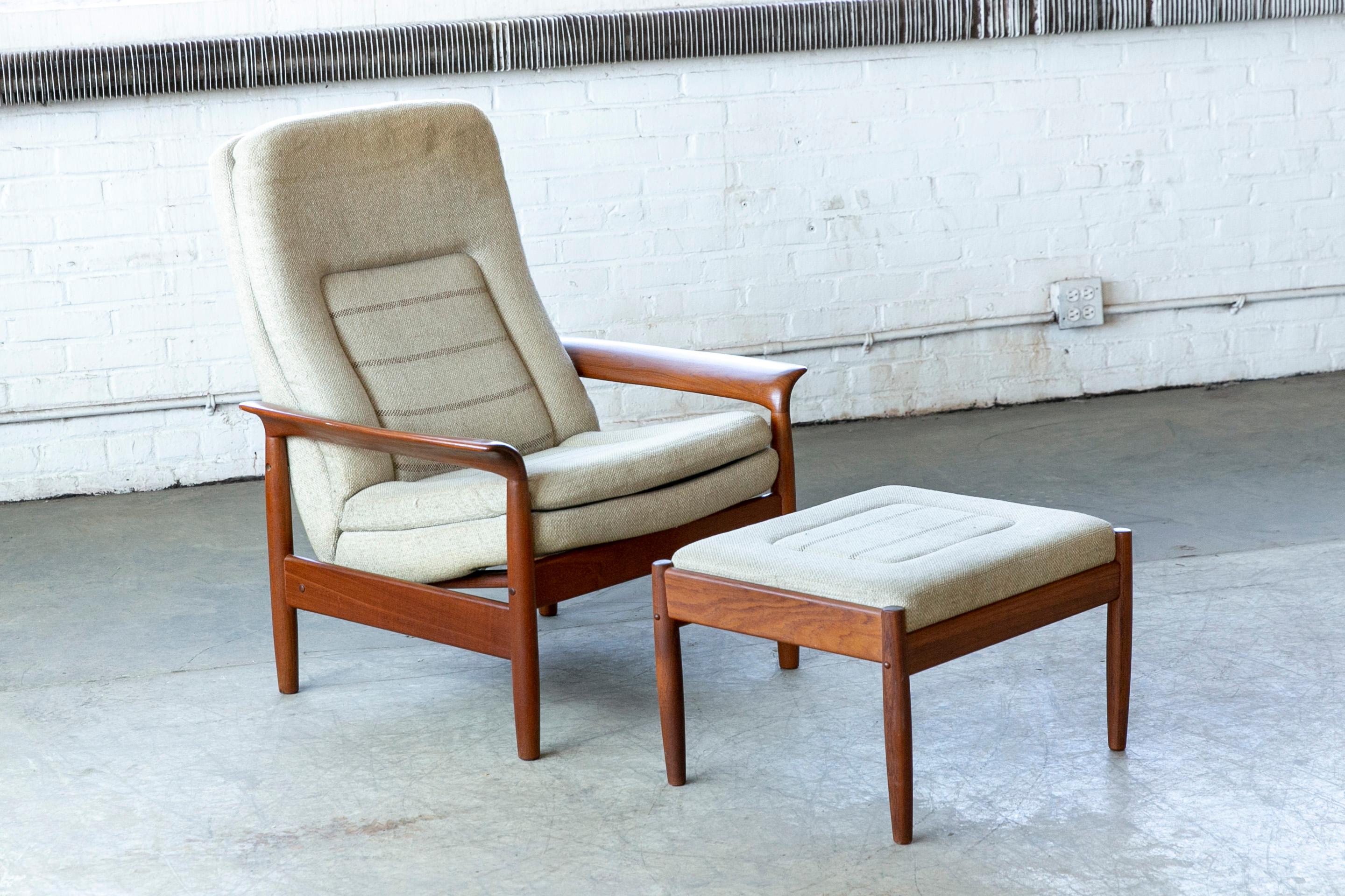 Schöner Hochlehner-Sessel mit Ottomane wahrscheinlich um 1970 oder früh in gemacht  diesem Jahrzehnt. Es ist dänisch, aber wir sind unsicher über den Designer und den Hersteller, da es unmarkiert ist. Sie wurde jedoch in den 1970er Jahren vom