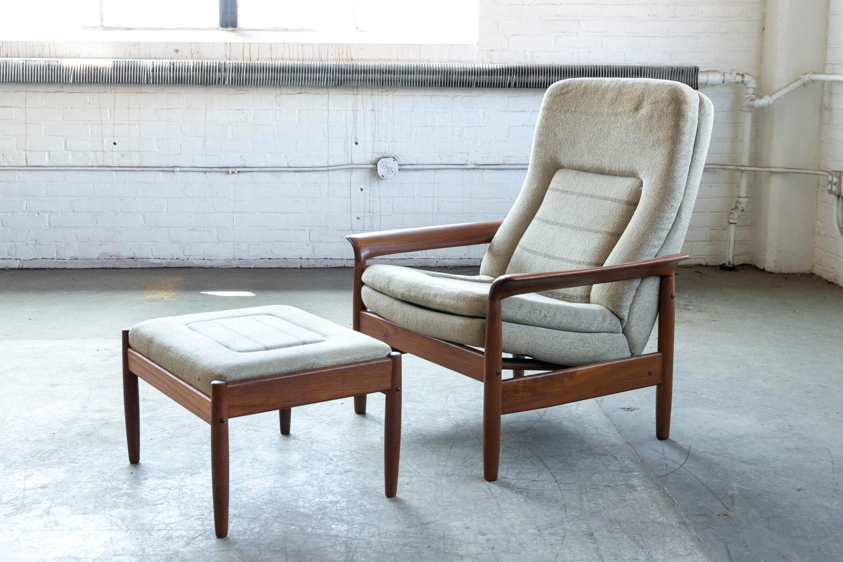 Mid-Century Modern Fauteuil de salon moderne danois en teck avec pouf, Danemark, vers 1970 en vente