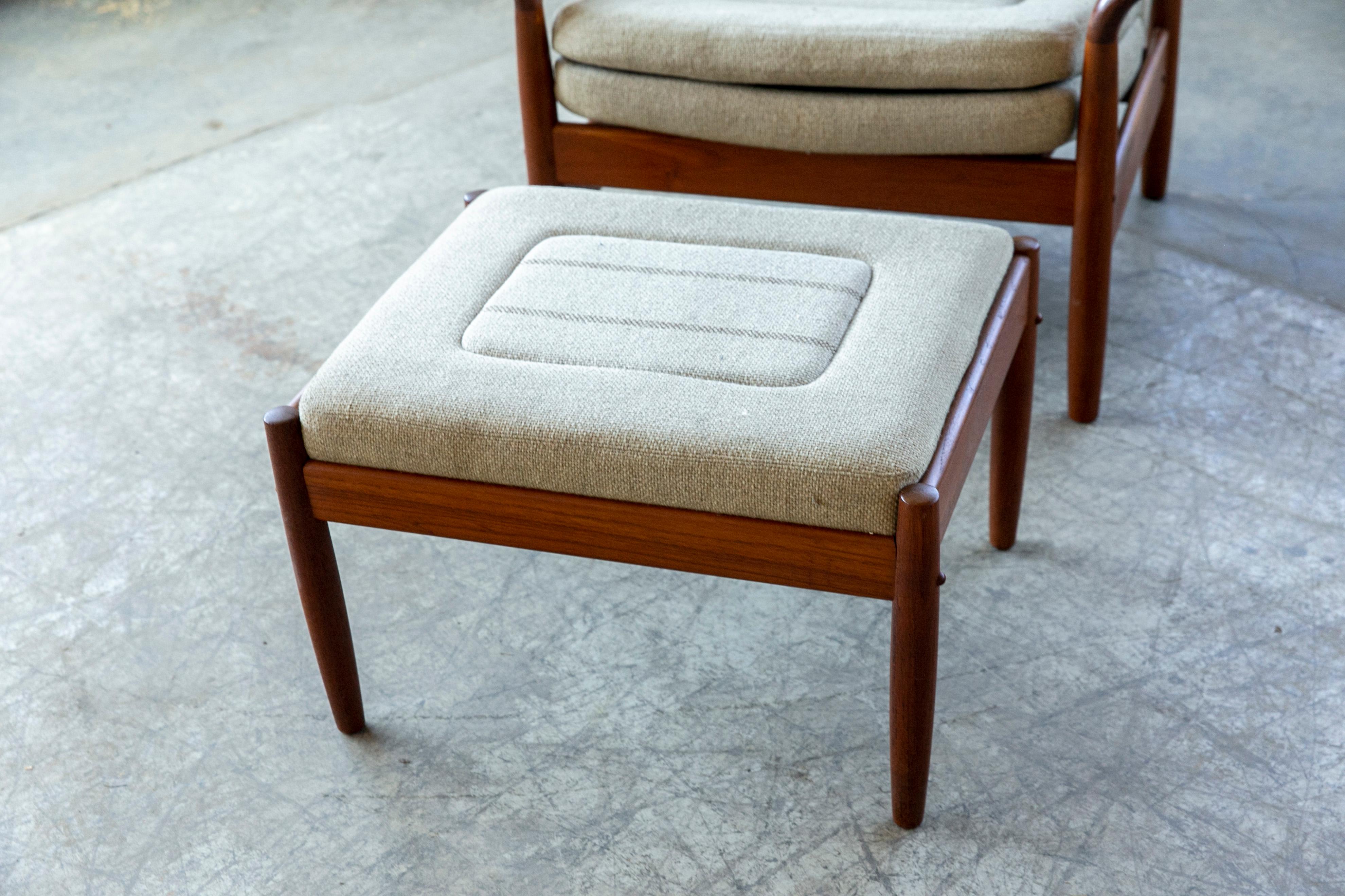 Dänischer moderner Teakholz-Loungesessel mit Ottomane, Dänemark, um 1970 (Ende des 20. Jahrhunderts) im Angebot