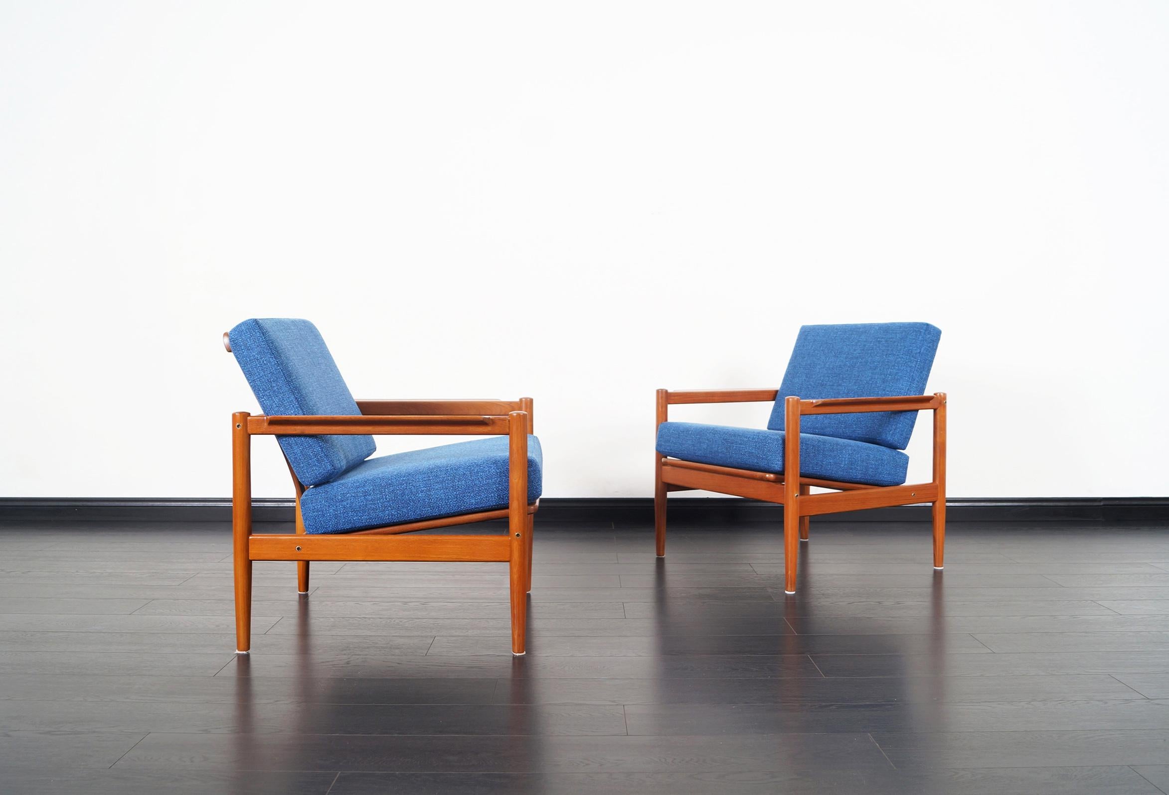 Wonderful Danish modern teak lounge chairs designed by Børge Jensen & Sønner for Bernstorffsminde Møbelfabrik in Denmark, circa 1960s. This incredible set of vintage lounge chairs features a slatted backrest frame, which shows very subtle curves and